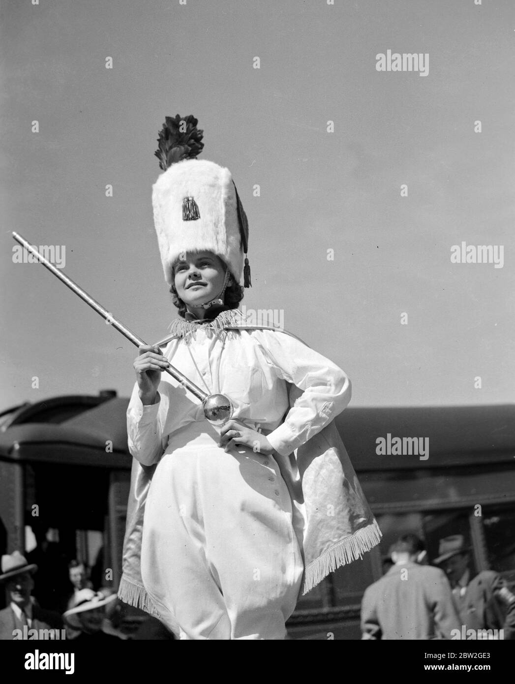 Die Königliche Tour durch Kanada und die USA von König George VI und Königin Elizabeth, 1939 EINE charmante Mädchentrommel - Major, Nora Berg, von The Big Sandy, Montana U .S .A. High School Band , begrüßt The King and Queen während der kurzen Haltestelle des Royal Train. Stockfoto