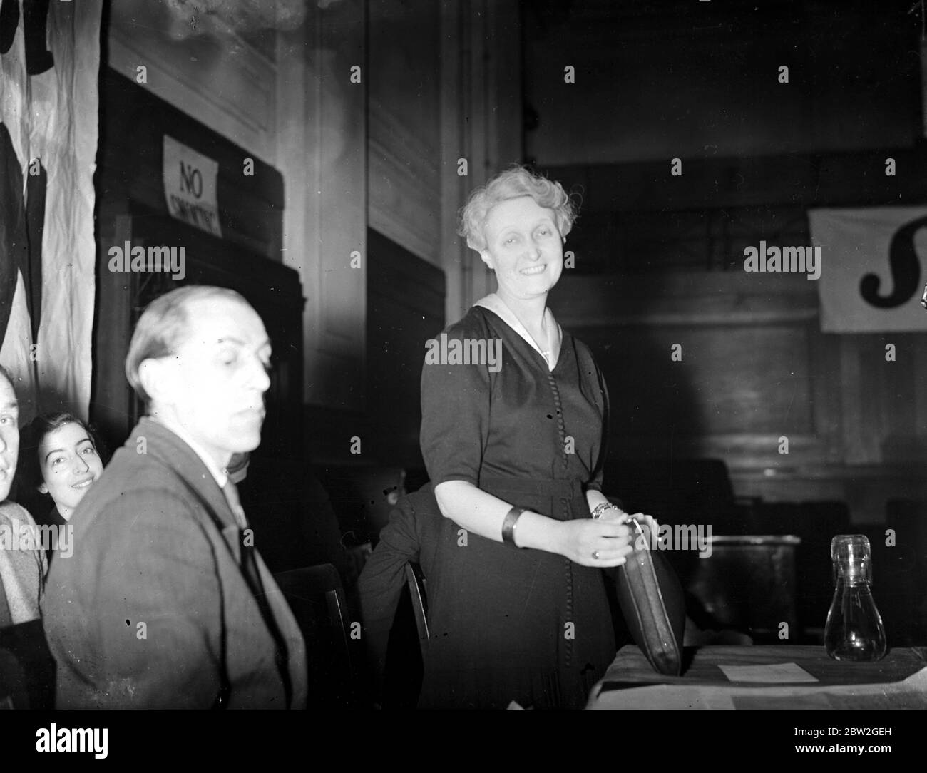 Rede im Friends House Euston Road über Essen und Freiheit für Spanien. Mme Tabouis, die berühmte politische und dipomatische Korrespondentin von L'Oeuvre. 12. November 1938 Stockfoto