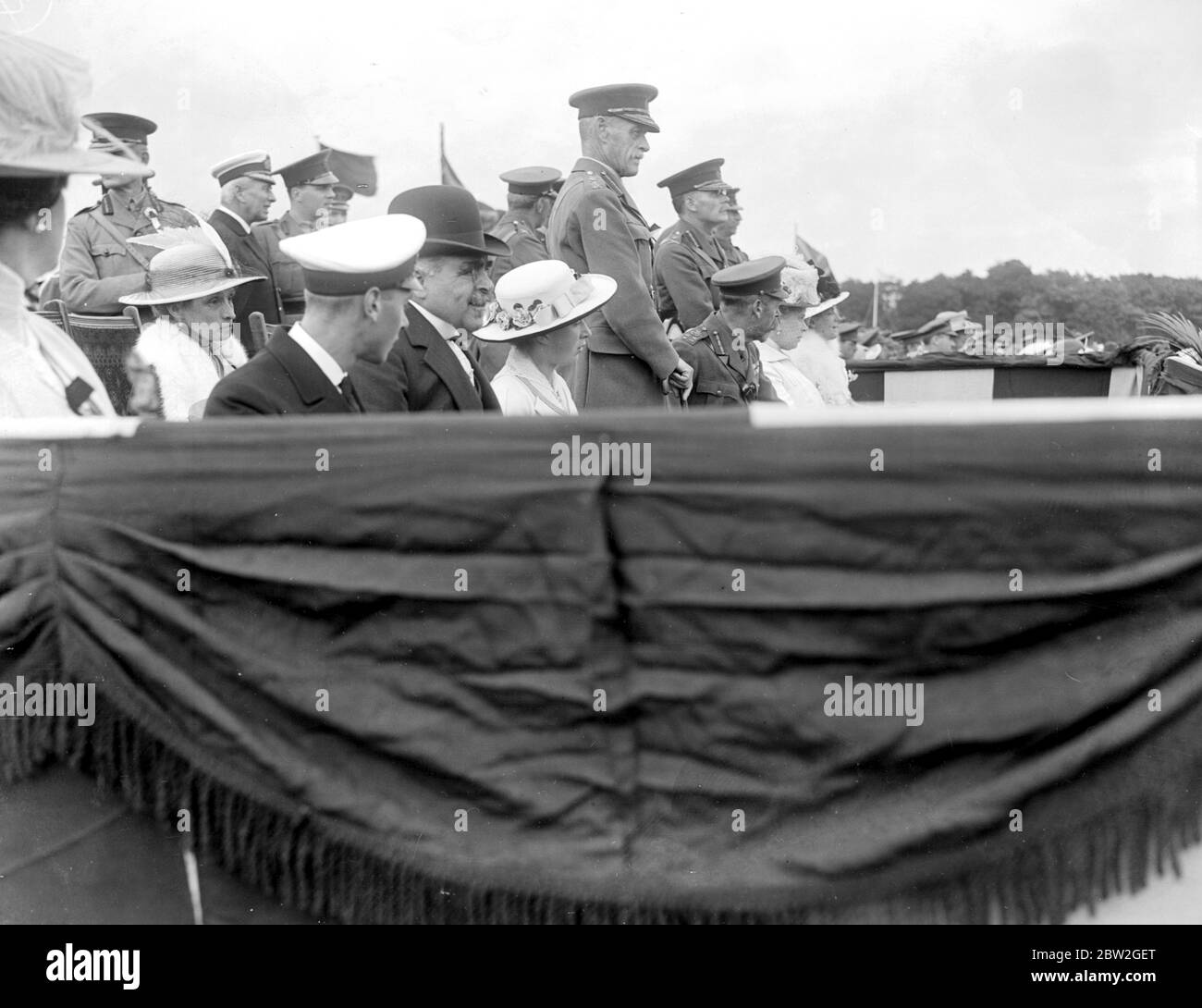 Die Royal besucht Militärsport's und Fete in Aldershot. Prinz Albert der Marquis De Soveral und Prinzessin Maria, der König und die Königin. 25. August 1917 Georg VI. (Albert Frederick Arthur George) Britischer Herrscher; König von Großbritannien 1936-1952; letzter Kaiser von Indien 1936-1947; Bruder von Edward VIII; Sohn von Georg V  1895-1952 Elizabeth Angela Marguerite Bowes-Lyon (die Königin Mutter, die Königin Mutter) Britische Königin; Frau von Georg VI 1923; Mutter von Elisabeth II; Namensgeber der Schiffe Königin Elisabeth und Königin Elisabeth 2  1900-2002 Stockfoto