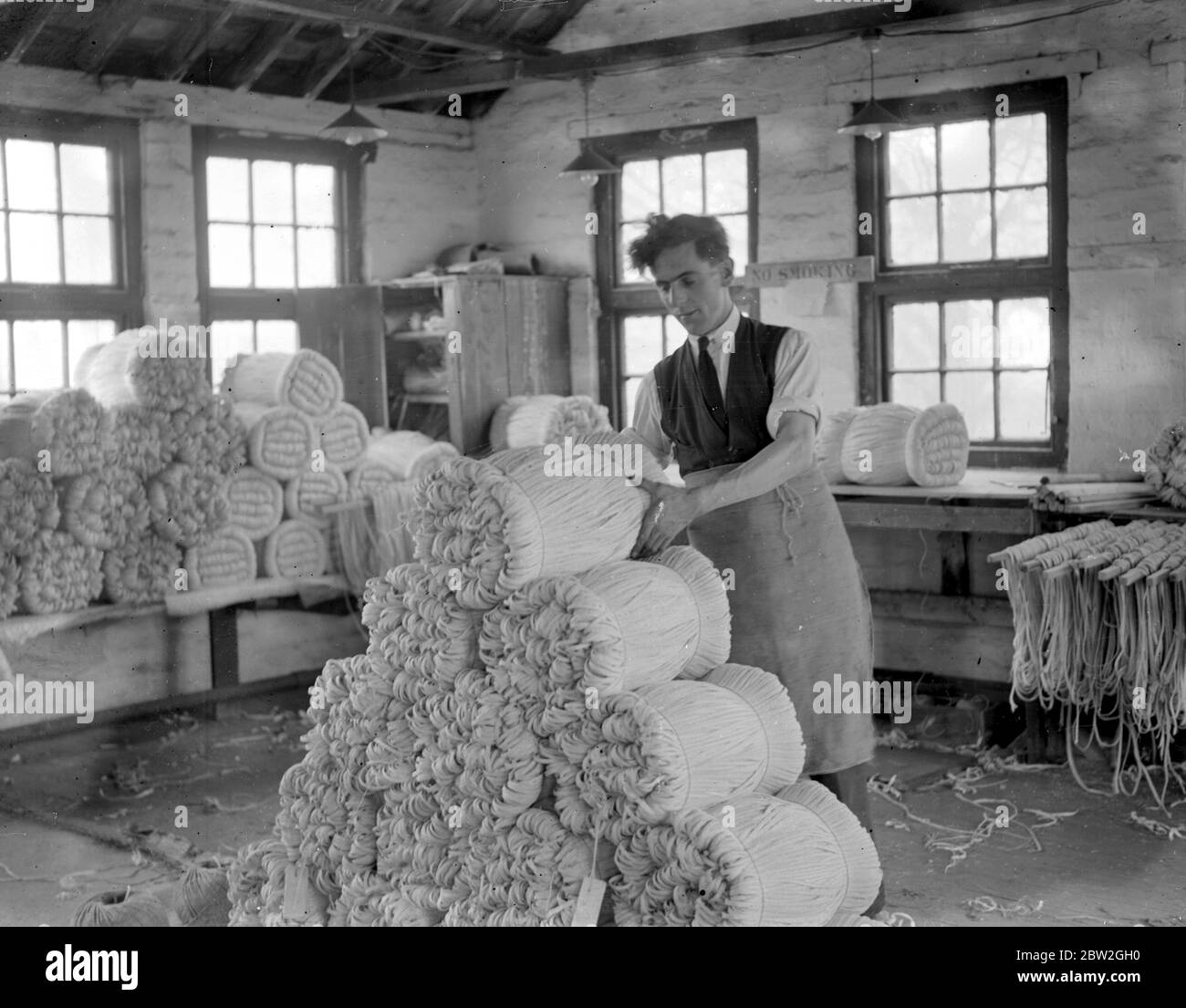 Panama Hut Herstellung bei den Herren I. Cambi's in Boreham Wood, Elstree. Binden Bündel von Zopf . 1923 Stockfoto