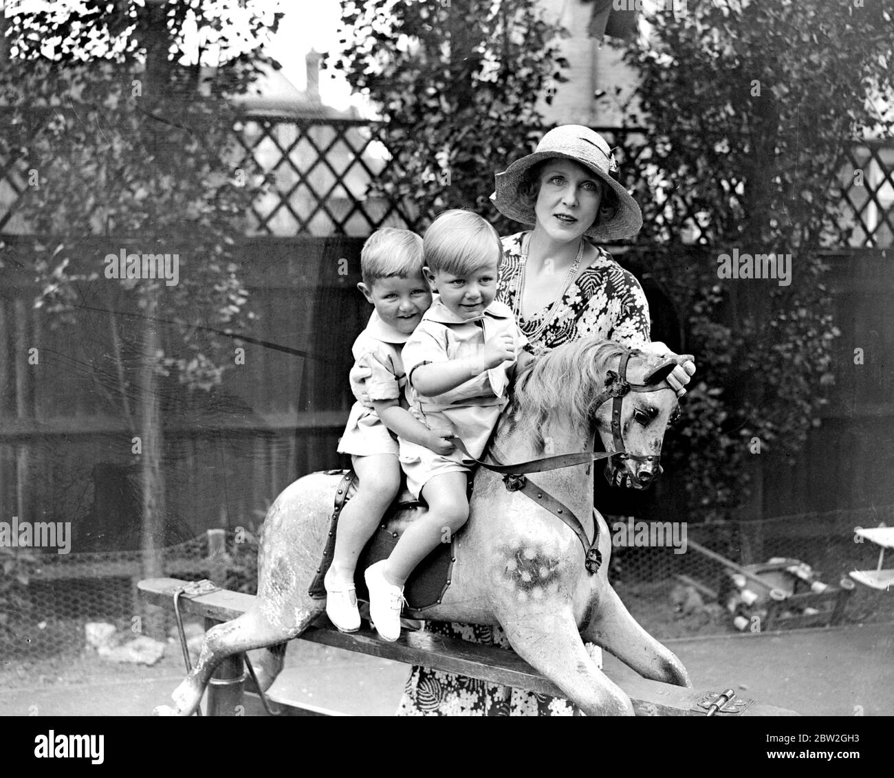 Lady Diana Duff Cooper mit den Babys im Barnes und Mortlake Day Nursery. 28 Juni 1932 Stockfoto