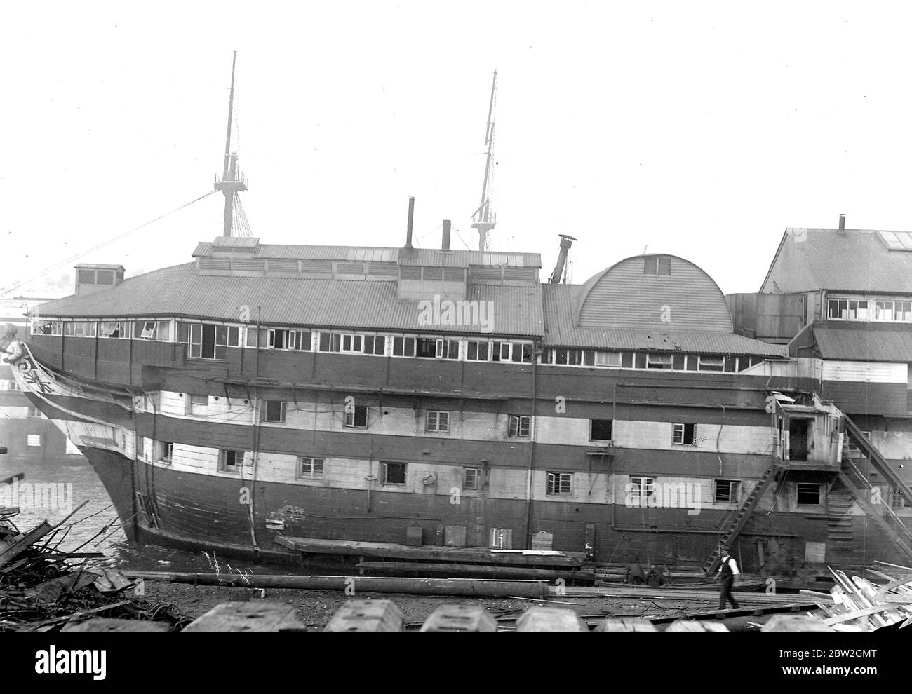 H.M.S. Hindustan. Alte hölzerne drei-Deck-Anlegeplatz an Long's Wharf in Woolwich, London. Malerisches Galionsbild. Baujahr 1824 Stockfoto