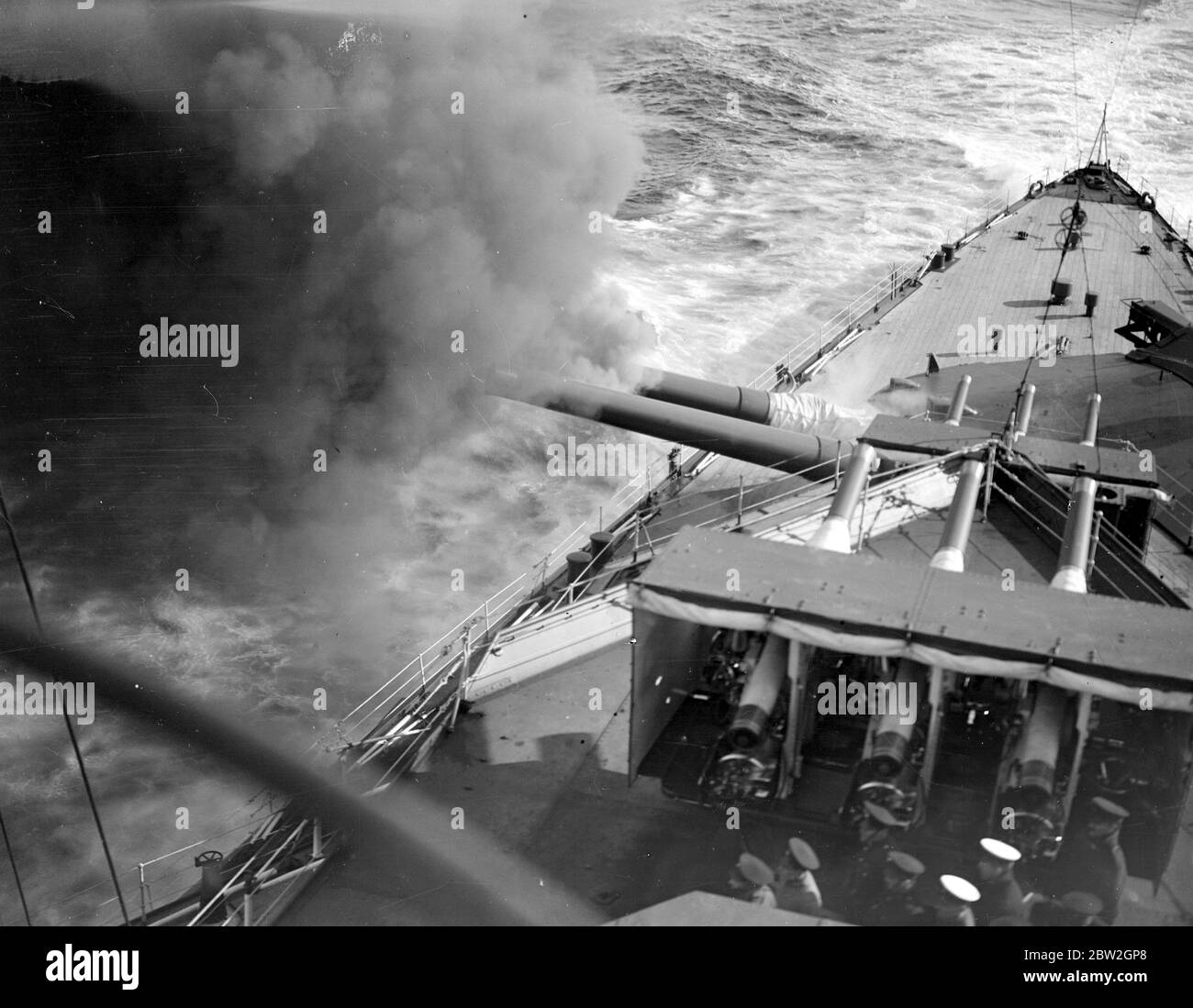 Ein 6 Zoll Kanonen Feuer auf HMS Renown. Stockfoto
