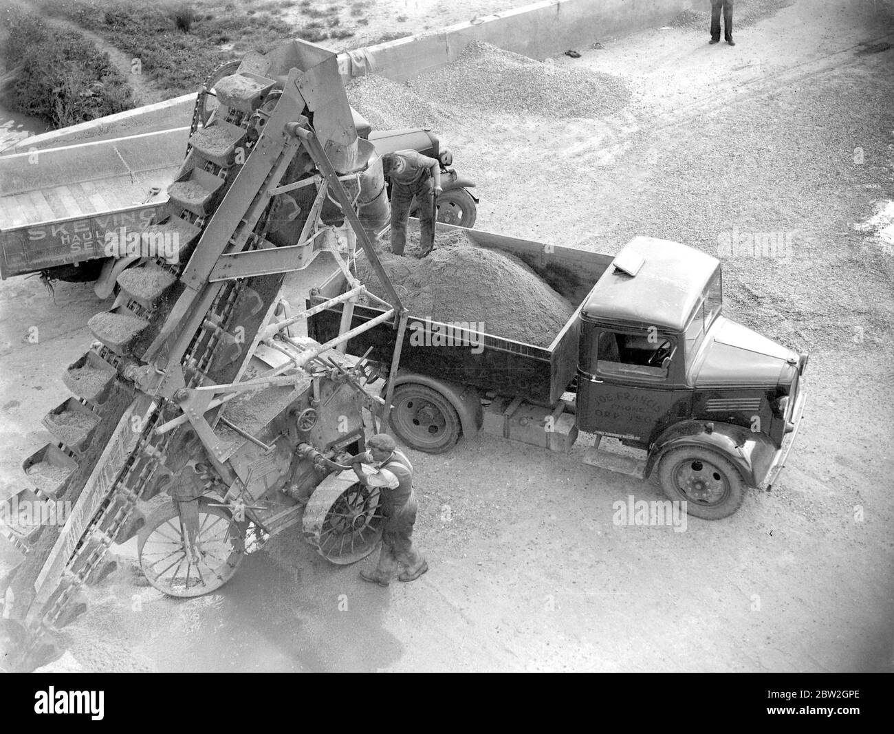 3 Tonnen Bedford LKW wird von einem Förderlader in der grauen Kiesgrube Sand & Gravel Co Ltd in Sidcup, Kent, verladen. 1934 Stockfoto