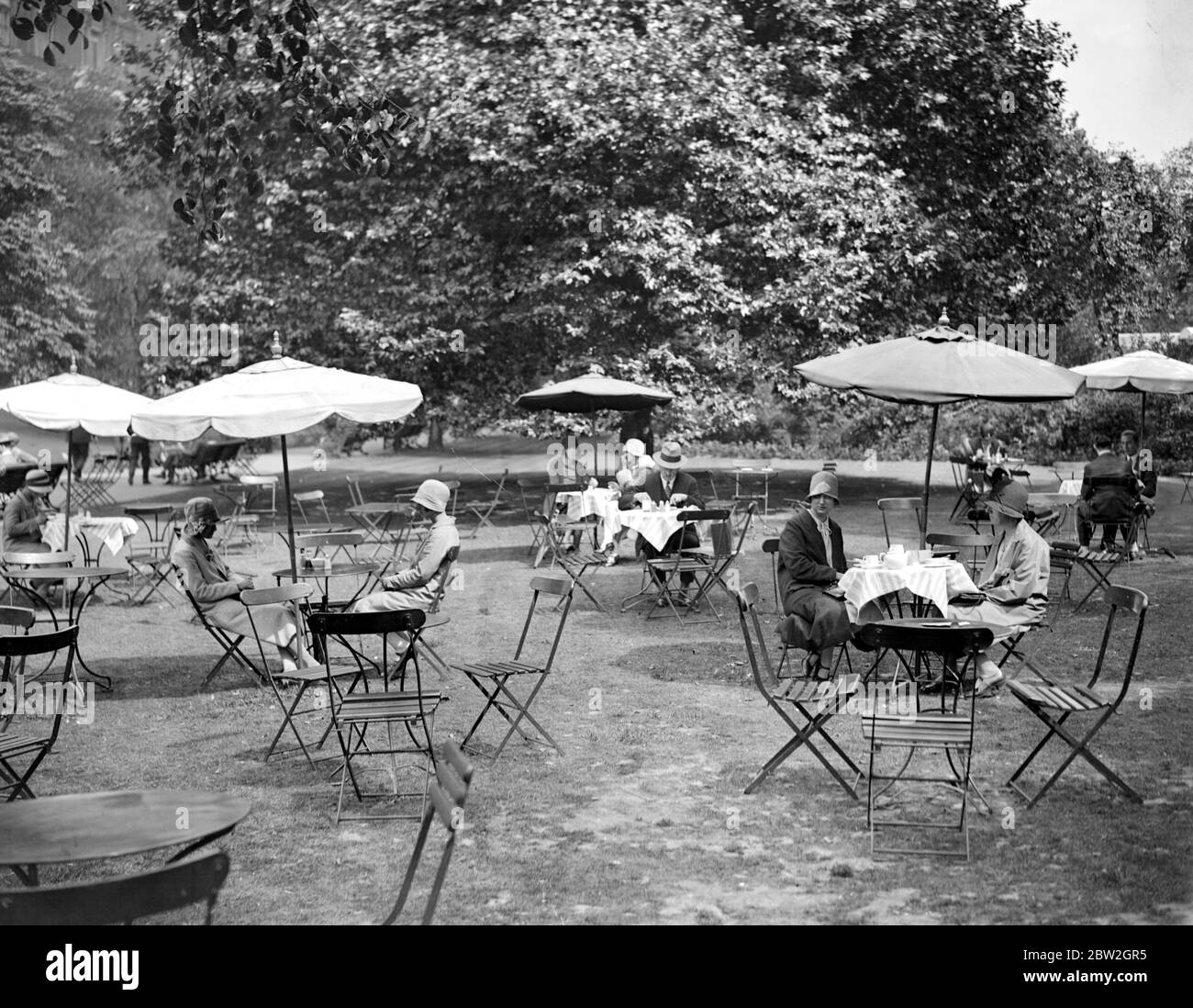 Open Air Mahlzeiten in den Embankment Gardens. Bis 15. August 1928 Stockfoto