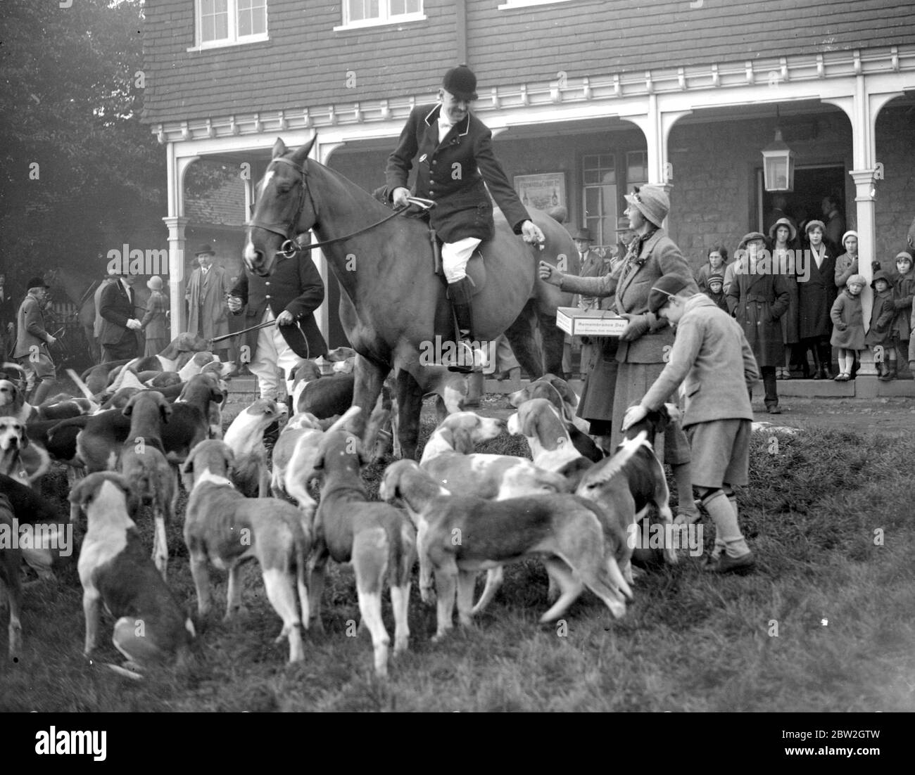 Lady verkauft Mohnblumen auf der Jagd treffen in Shipbourne, Kent. 1933 Stockfoto