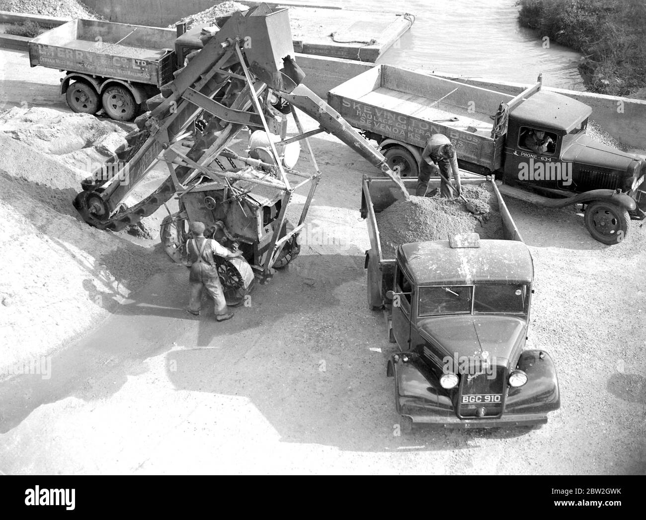 3 Tonnen Bedford LKW wird von einem Förderlader in der grauen Kiesgrube Sand & Gravel Co Ltd in Sidcup, Kent, verladen. 1934 Stockfoto