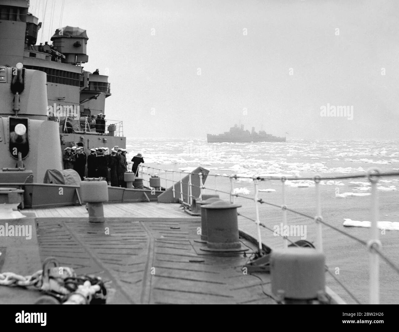 Die Königliche Tour durch Kanada und die USA von König George VI und Königin Elizabeth , 1939 die Königliche Marine Kreuzer , HMS Glasgow folgt HMS Southampton, wie sie den König und die Königin über den Atlantik auf ihrer Königlichen Tour durch Kanada und die USA begleiten . Stockfoto