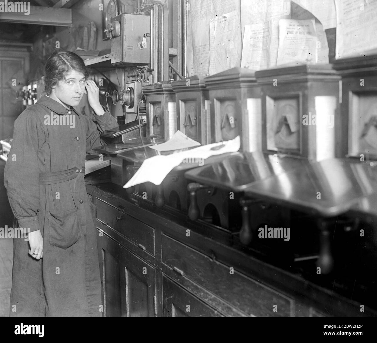 Mädchen Telegraphist in der Signalbox bei Hitchin. 21 März 1918 Stockfoto