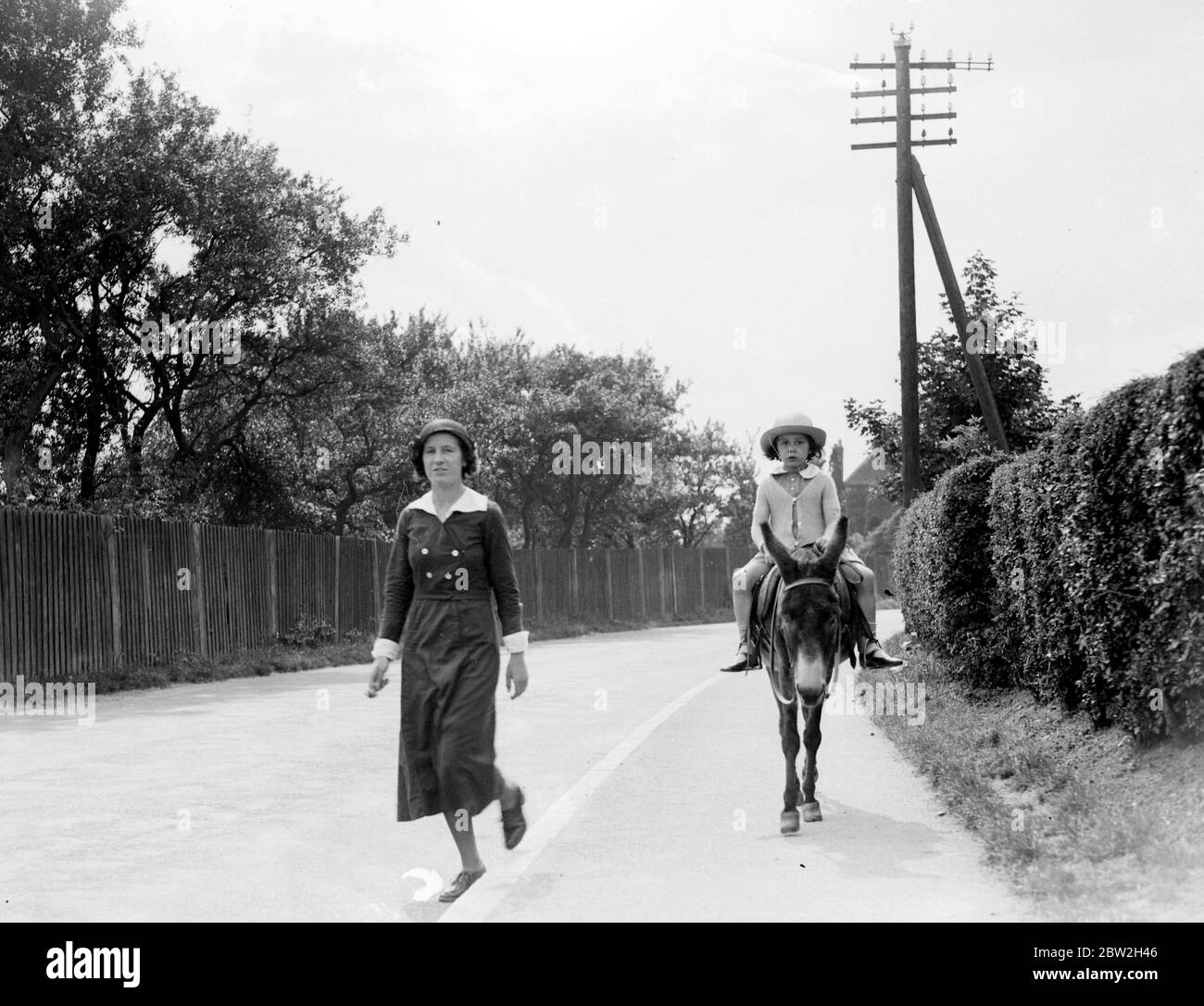 Auf einem Esel zur Schule gehen. 1933 Stockfoto