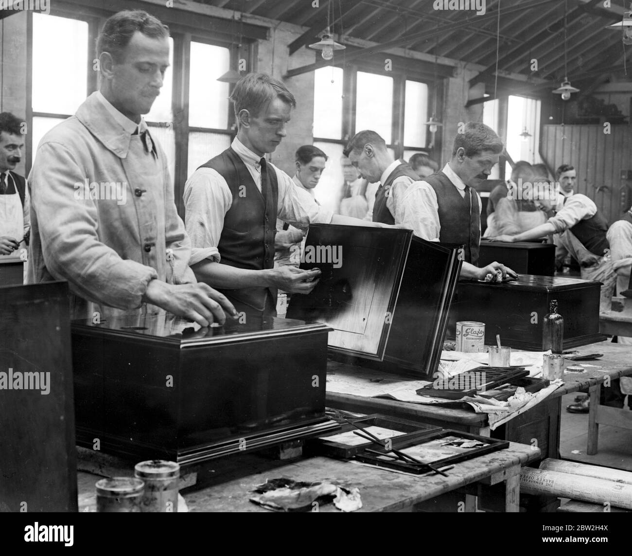 Klavierbau in der Musikhandwerk Fabrik . Polieren Grammophon Gehäuse . [Kein Datum] Stockfoto