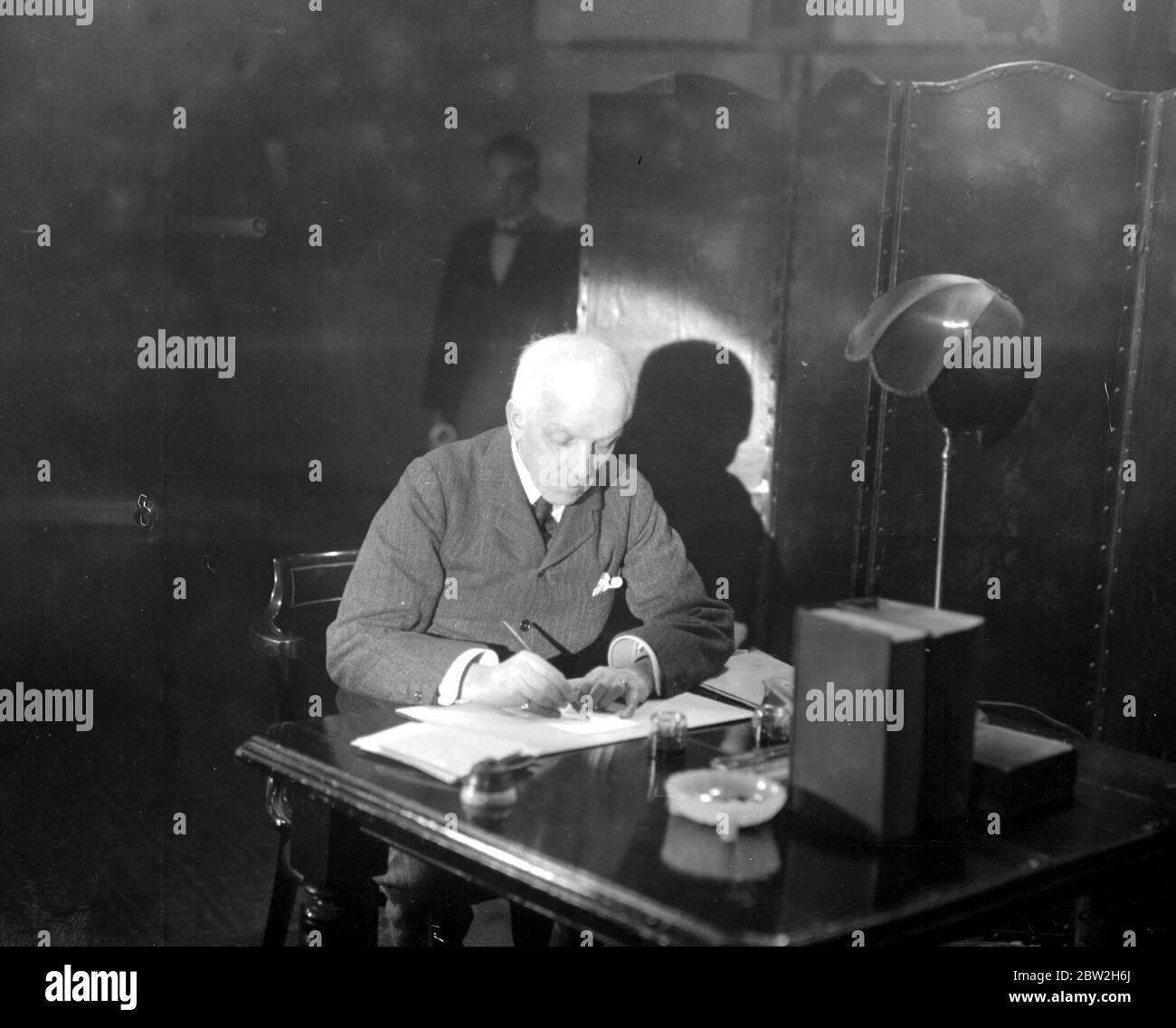 Prominente treten in der neuen Filmreihe Secrets of Handwriting auf. Lord Darling 20. Januar 1926 Stockfoto