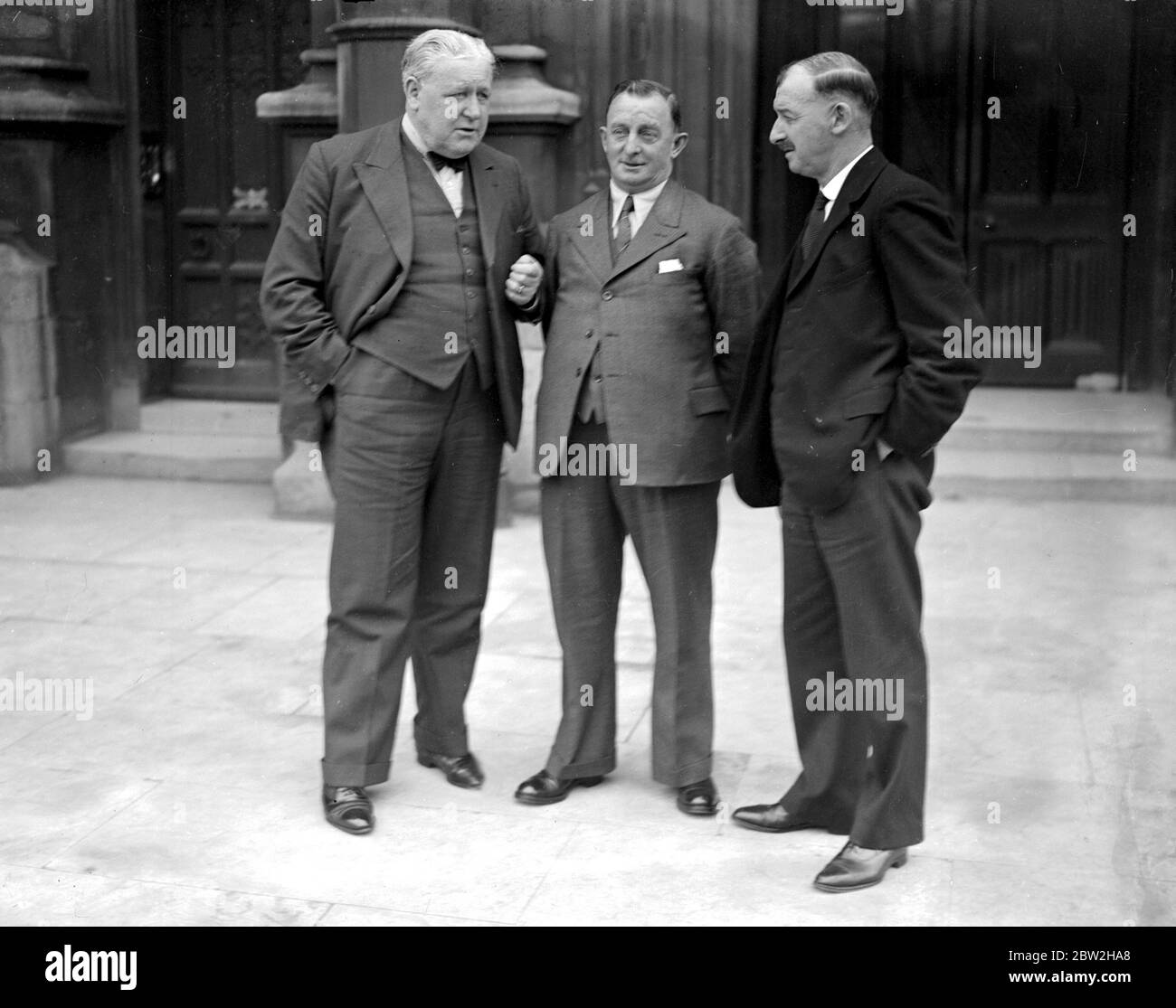 Westminster - Wahl des Führers der Labour Party. Von links nach rechts: Alderman W. Dobbie (Rotherham), Mr. J. Henderson (Ardwick, Manchester) und Mr. A. Hills (Pontefract). Stockfoto