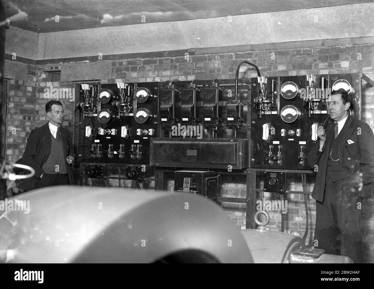 Switch Board im Commodore Cinema, Orpington, Kent in den 1930er Jahren, mit Kino-Personal schauen auf. 1933 - Kino Stockfoto