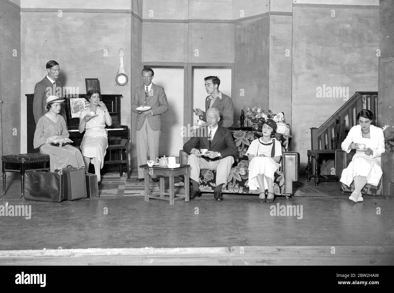 Hay Fever 1. Szene in der Zentralschule. 1934 Stockfoto Hay Fever 1. Szene in der Zentralschule. 1934 Stockfoto