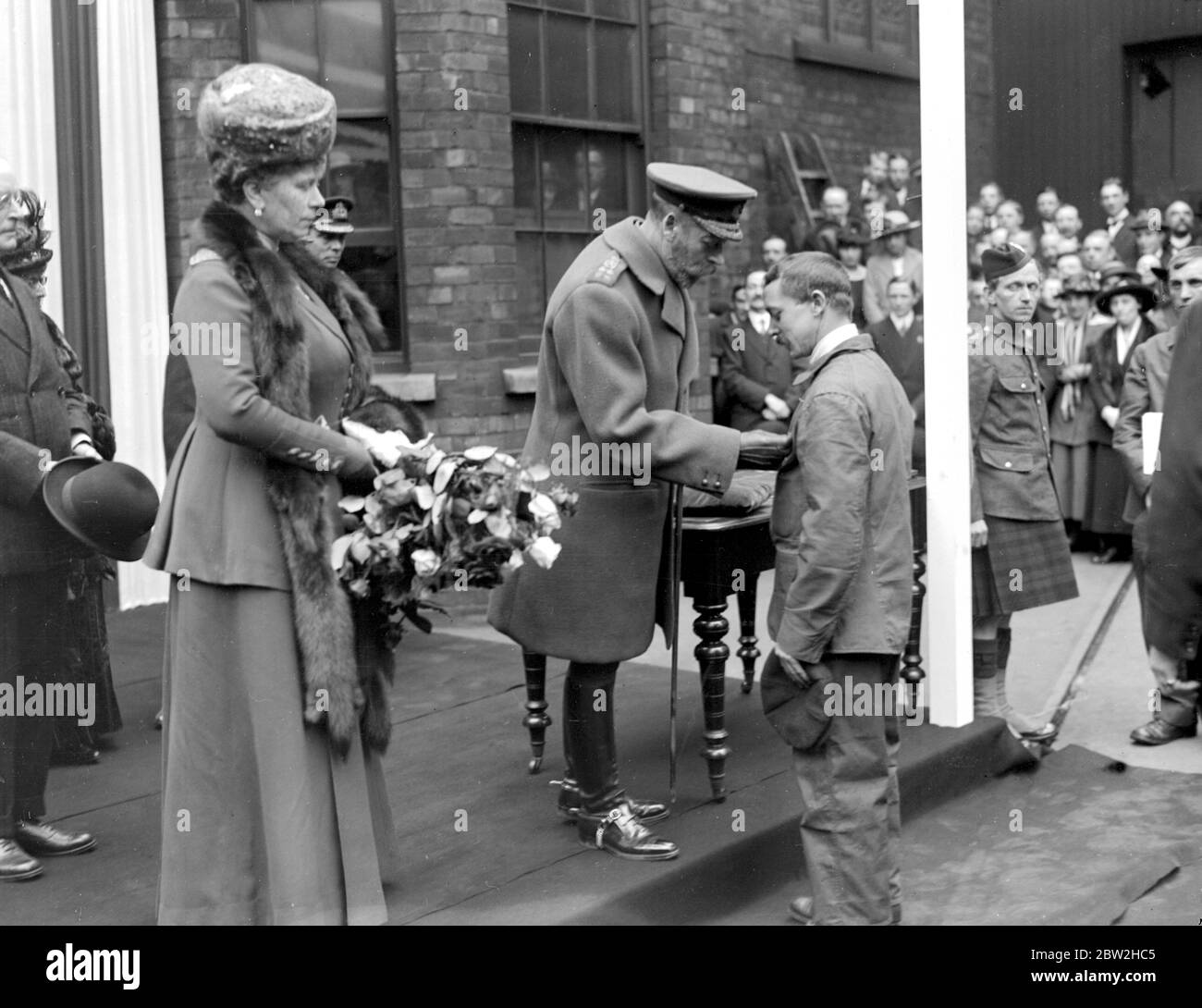 Königlicher Besuch in Lincoln. Seine Majestät präsentiert C.B.E. an Herrn E.A. Allen für die Rettung des Lebens einer Fahrerin einem Luftangriff. April 1918. Stockfoto