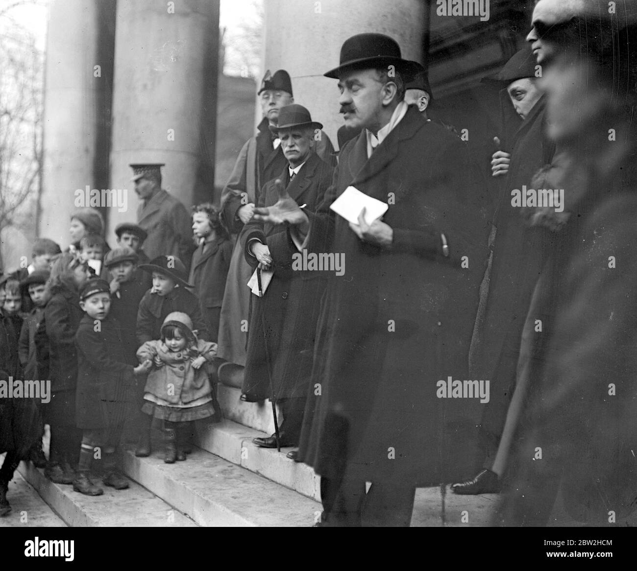 Marylebone Kriegsretter Zeremonie auf den Stufen der Marylebone Pfarrkirche. Herr James Parker .M.P. Junior Lord of the Treasury spricht die Menge an. Februar 1918 Stockfoto