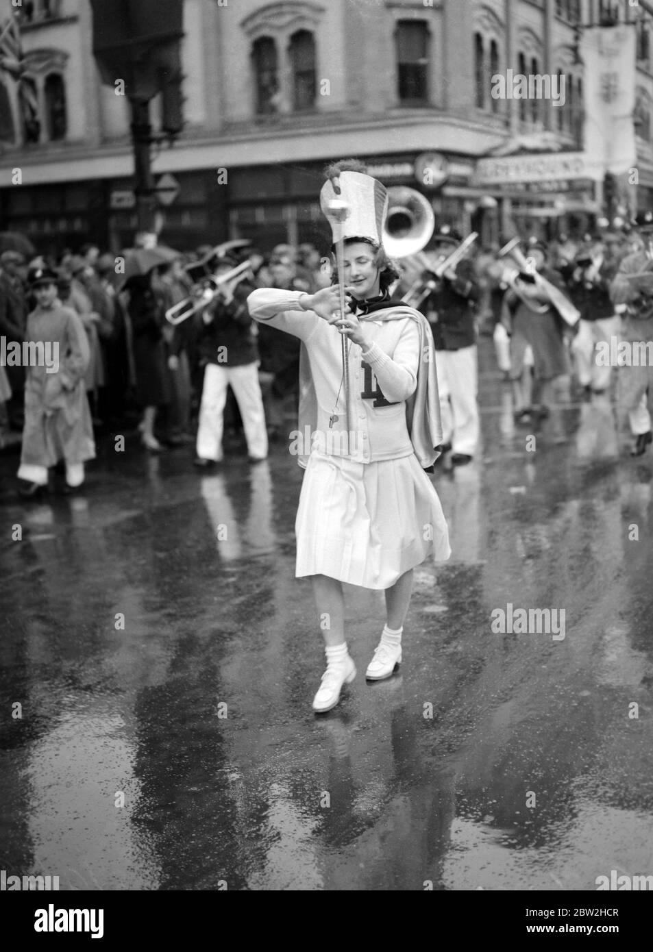Die Königliche Tour durch Kanada und die USA von König George VI und Königin Elizabeth, 1939 der König und Königin in den westlichen Städten Kanadas. Ein Mädchen Trommel Major der Detroit Michigan Municipal Band Parading, im Regen, unten Portage Avenue, die Hauptstraße von Winnipeg, um ihre Majesties zu begrüßen. Stockfoto
