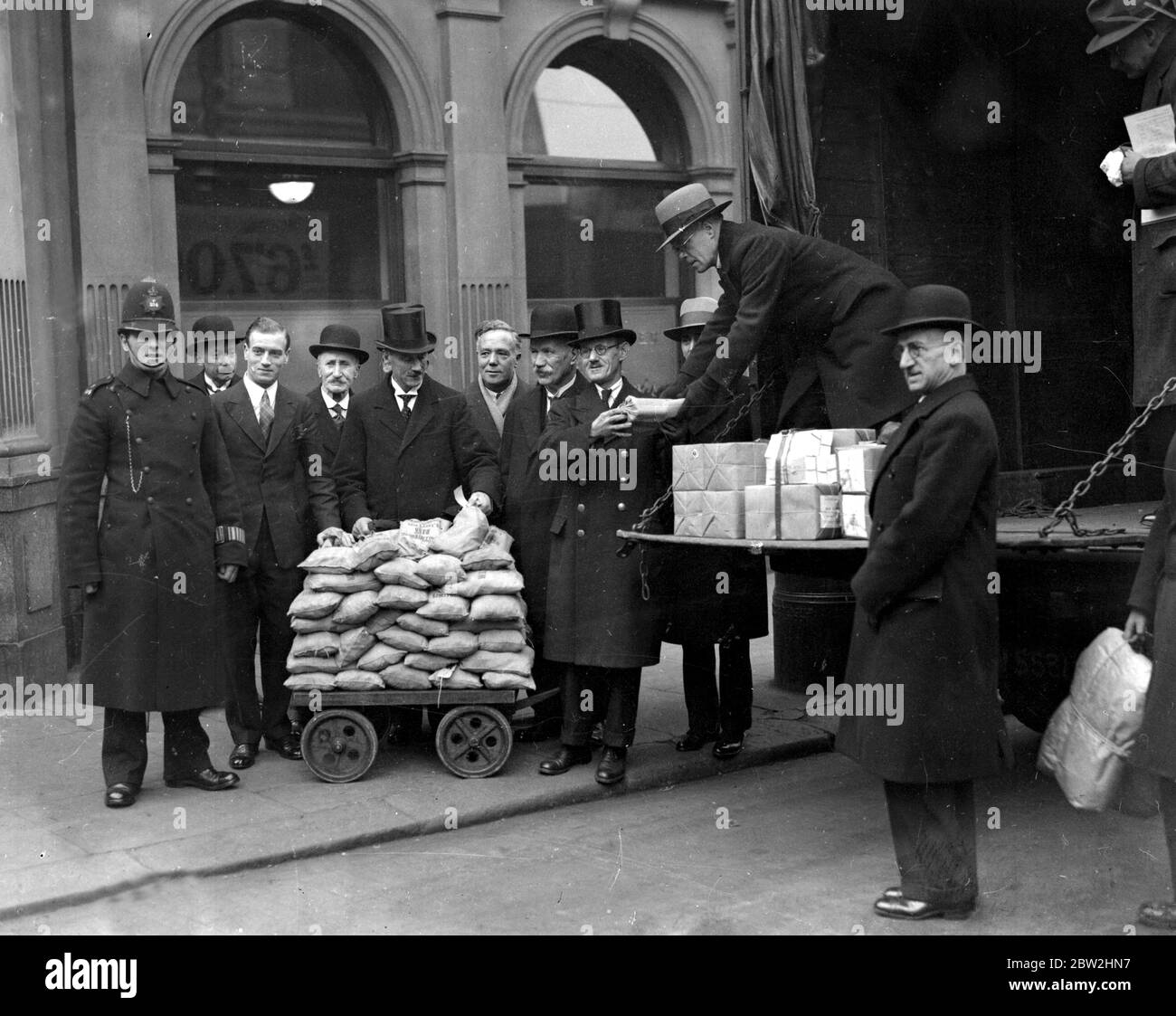 Weihnachtsgeschenk. Â£67,000 war die Summe, die in diesem Jahr Jahresanteil aus den Broadway Congregational Societies in Hammersmith beteiligt war. Hier ist das Geld, das die Bank in der King Street, Hammersmith, verlässt und im Rathaus empfangen wird. 14 Dezember 1933 Stockfoto