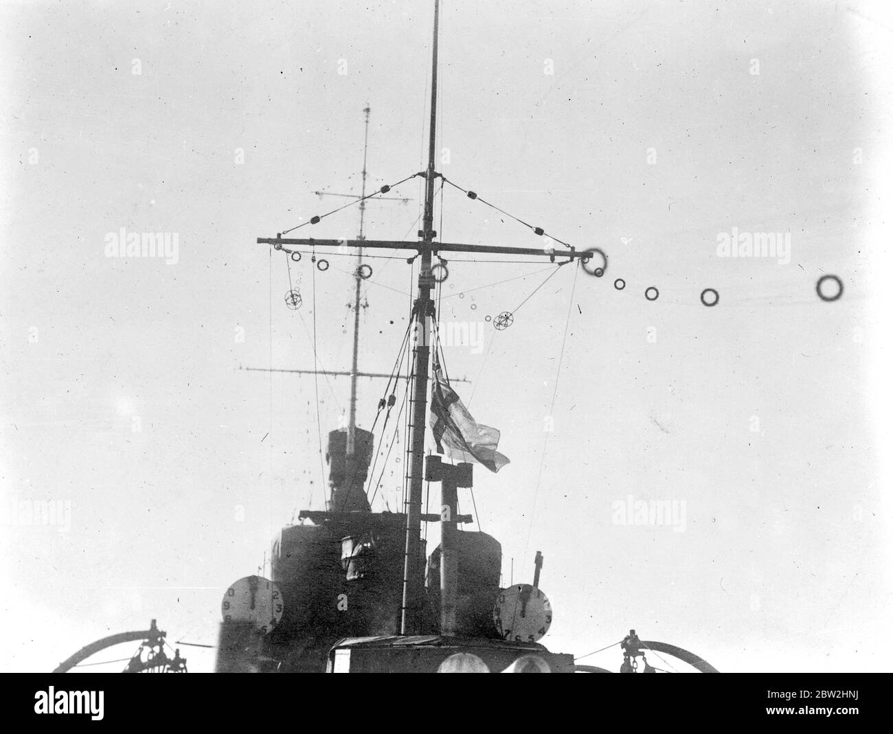 Flagge am Halbmast als Passstelle, wo U-Boot K-5 sank. 24 März 1921 Stockfoto