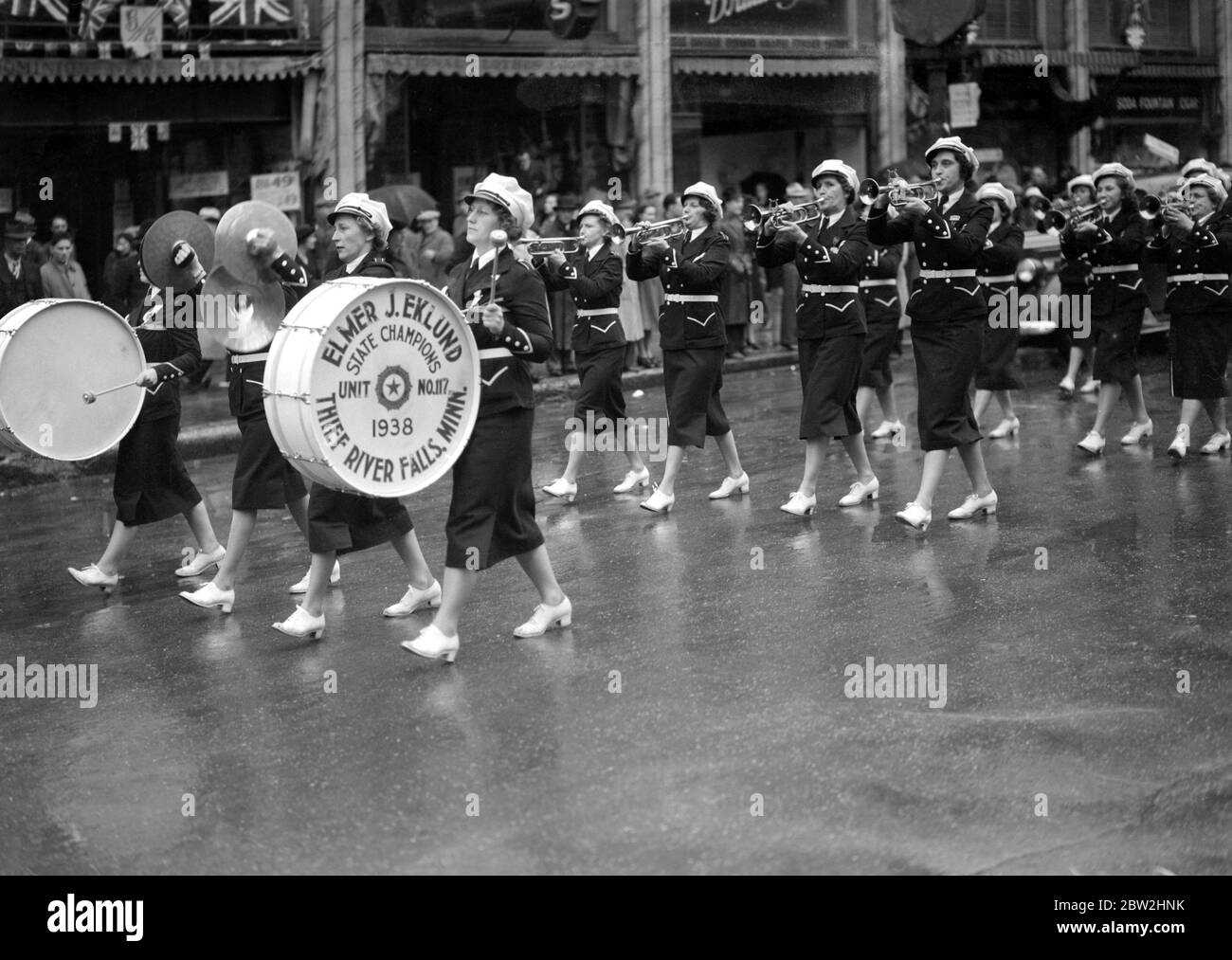 Die königliche Tour durch Kanada und die USA von König George VI und Königin Elizabeth, 1939 der König und Königin wird von der Thief River Falls Girl Band aus Minnesota, USA begrüßt, Paraden im Regen hinunter Portage Avenue, die Hauptstraße von Winnipeg, Kanada. Stockfoto