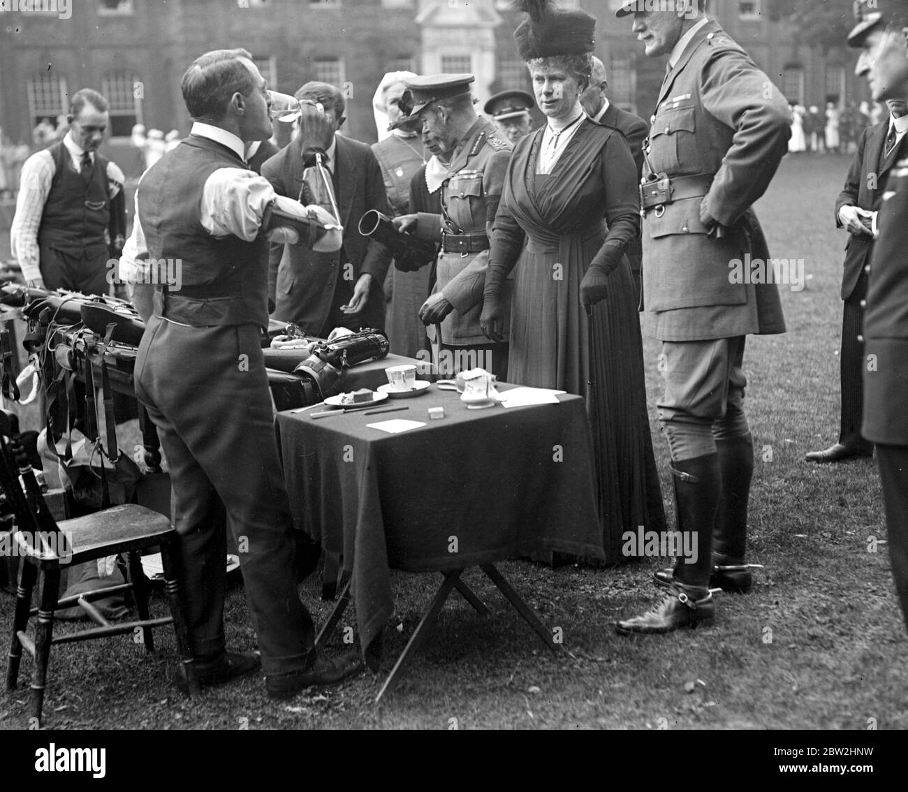 Königlicher Besuch im Roehampton Hospital, wo Soldaten verloren gegangene Gliedmaßen durch mechanische Ersatzstoffe ersetzt werden. Trinken der Könige Gesundheit. 30 Juli 1918 Stockfoto