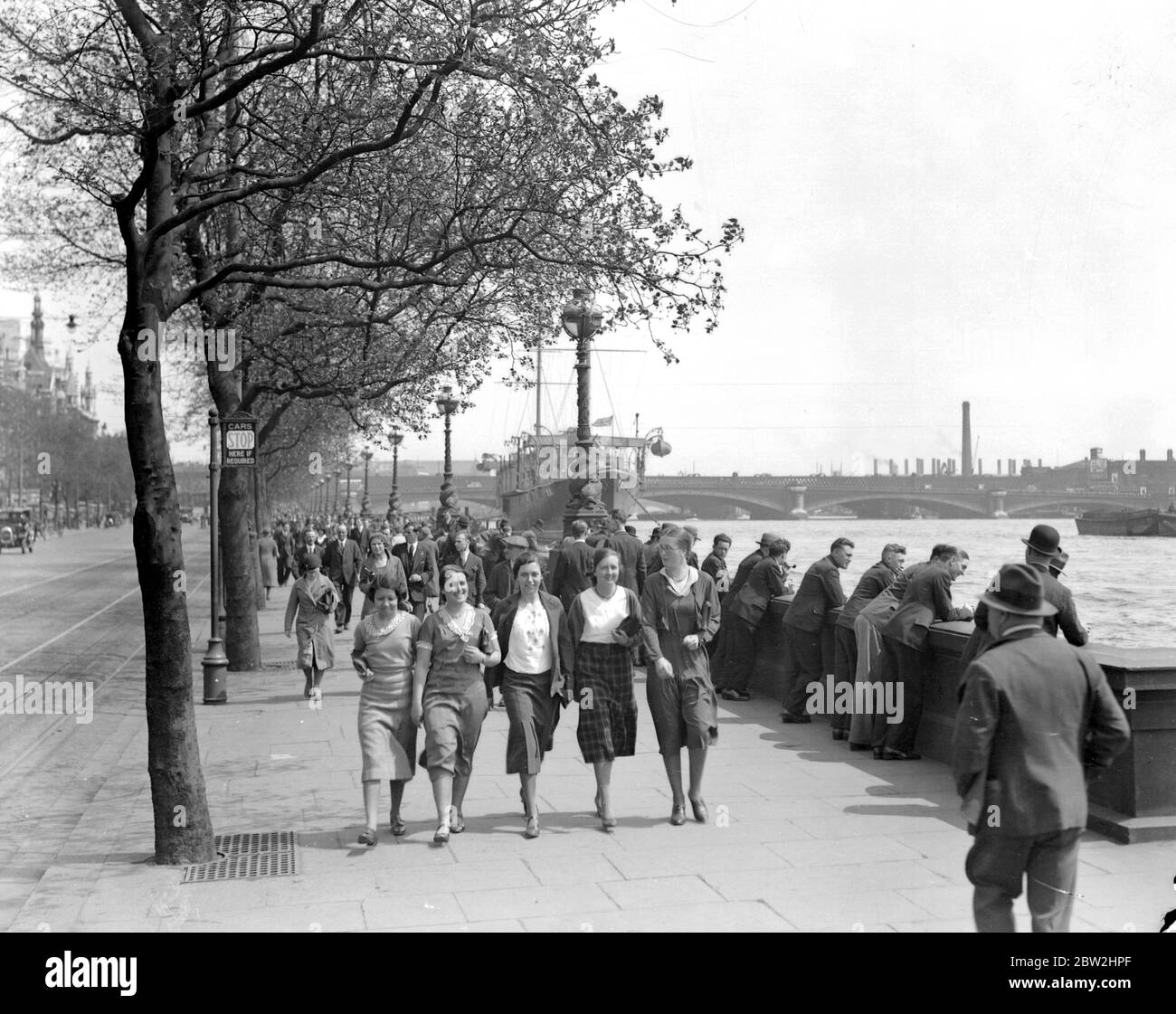 Eine sonnige Mittagsszene auf dem Embankment , London , England . 1930[?] Stockfoto