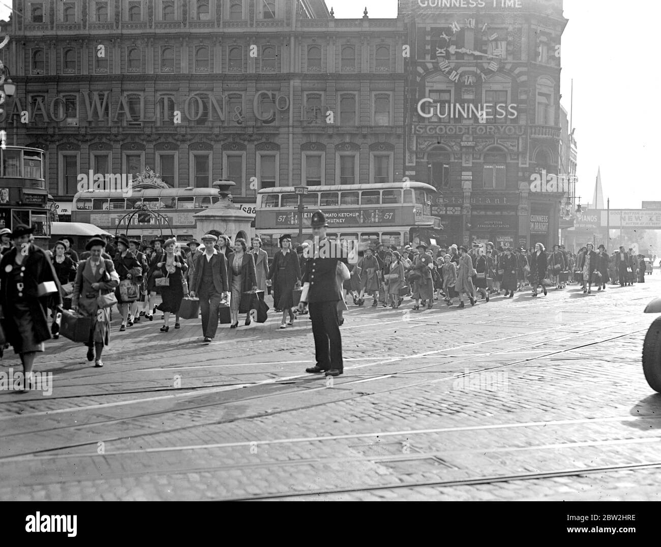 Kriegskrise, 1939 - Luftüberfall Vorsichtsmaßnahmen . Der zweite Weltkrieg begann und Evakuierte, wie diese auf diesem Bild, begannen aus London für die Sicherheit des Landes zu strömen. Mit Gasmaskenkoffer, Gepäcketiketten, die sie an ihrer Kleidung festkleben - es war für einige ein großes Abenteuer, denn viele von ihnen hatten ihr Zuhause oder auch London noch nie verlassen. September 1939 Stockfoto