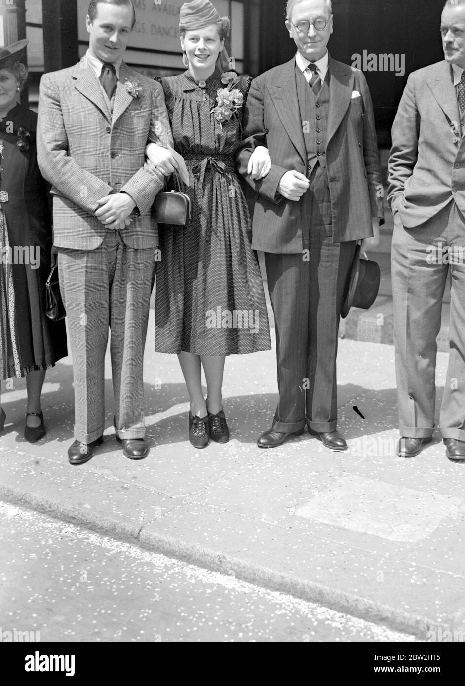 Hochzeit von Herrn A.W.J. Greenwood und Frau Goetz im Caxton Hall Register Office. Mit ihnen Herr Arthur Greenwood, M.P. 1. Juni 1940 Stockfoto