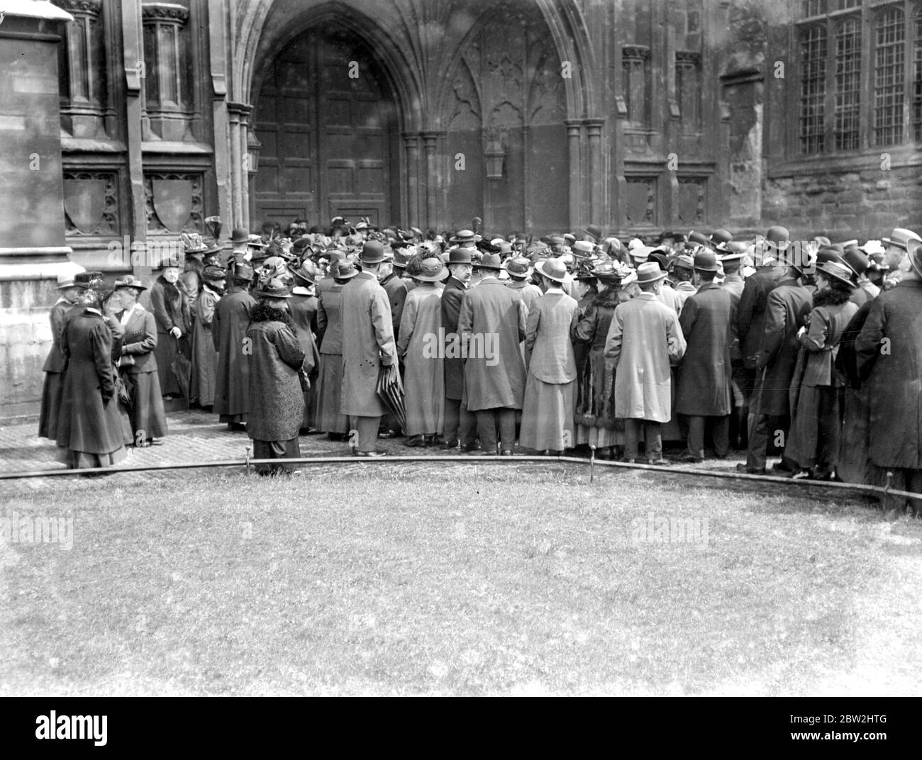 Kitchener Gedenkfeier in der Westminster Abbey eine Stunde vor Beginn des Gottesdienst war die Abbey voll - Foto zeigt die Menge, die nicht in die Kirche konnte. 1914-1918 Stockfoto