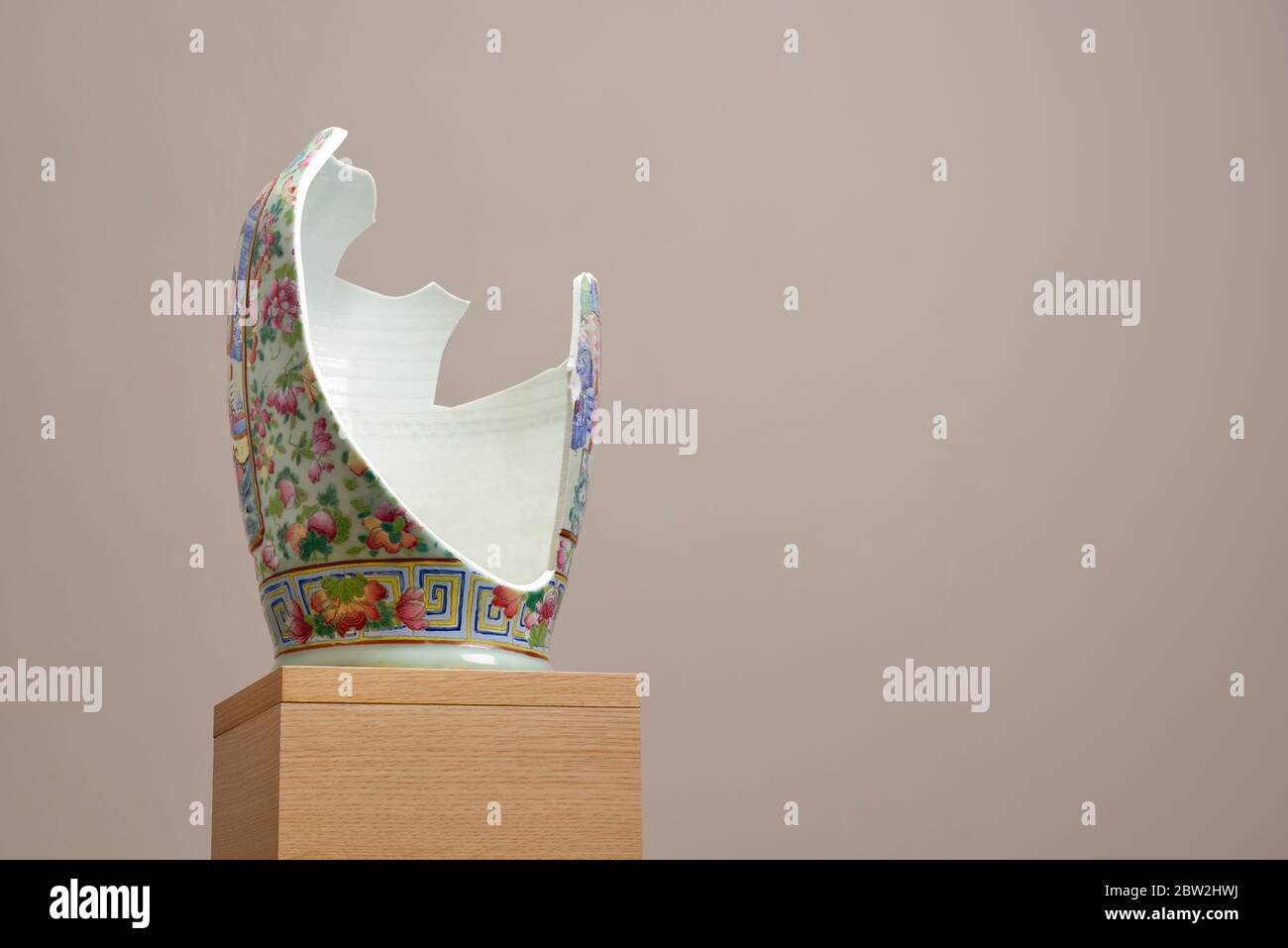 Eine zerbrochene chinesische Vase auf einem Holzsockel Stockfoto