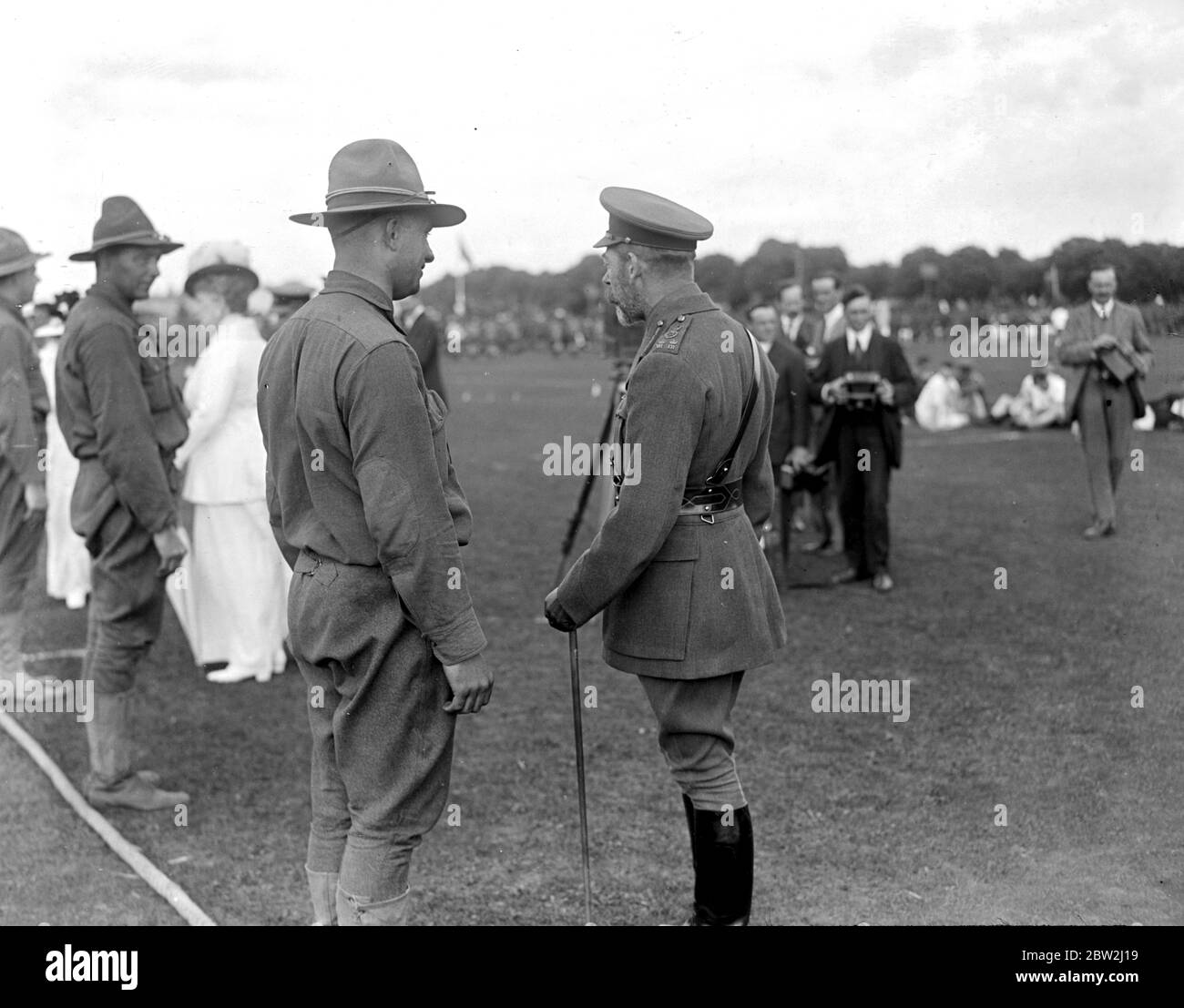 Der königliche Besuch der Militärsport und Fete in Aldershot. Der König spricht mit amerikanischen Soldaten. Bis 25. August 1917 Stockfoto