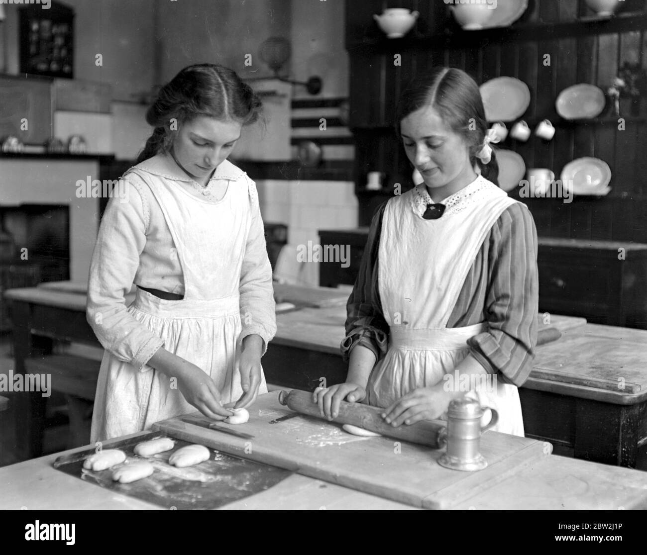 L.C.C. Mädchen lernen Kochen am Albany Institute, Deptford. Stockfoto