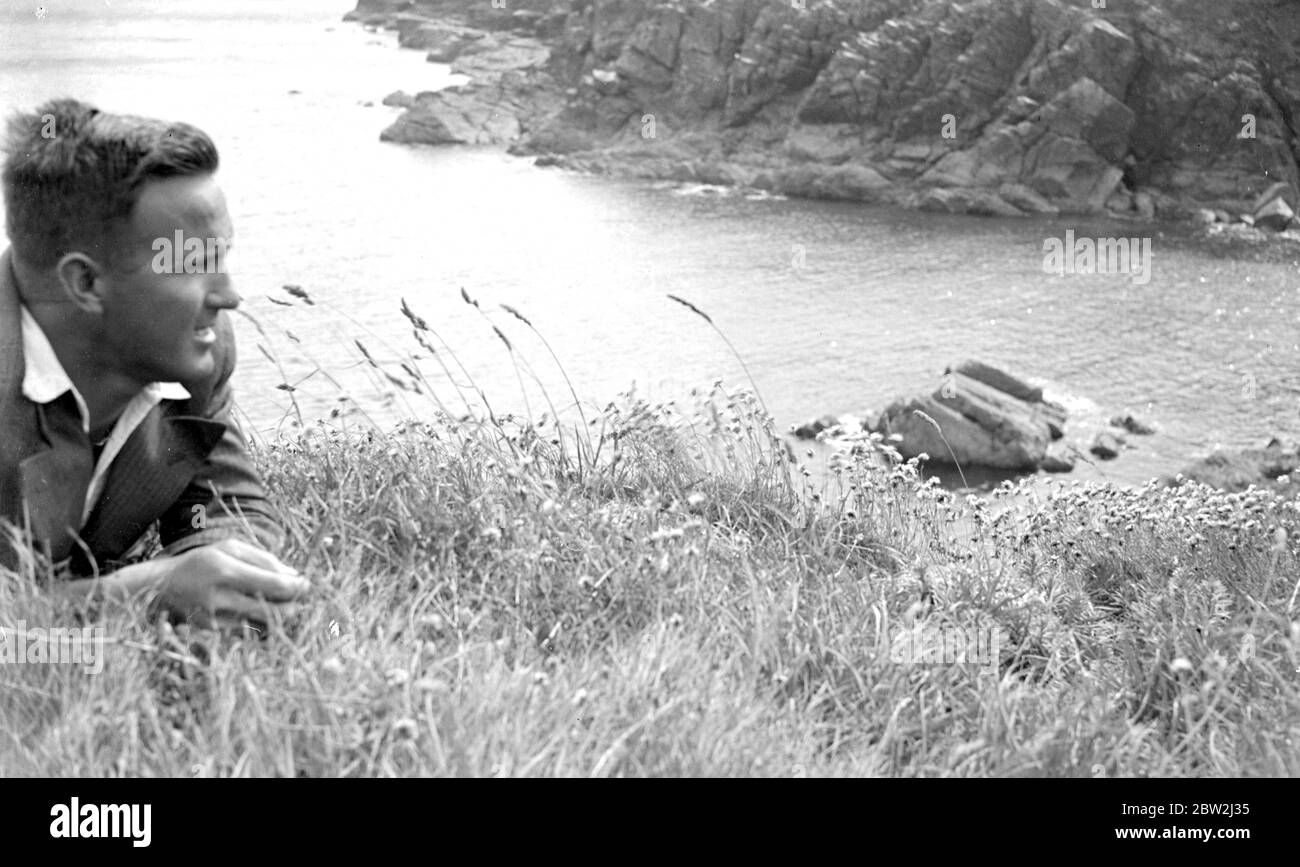 Halcyon Tage als junger Mann entspannt sich an der Küste.1933 Stockfoto