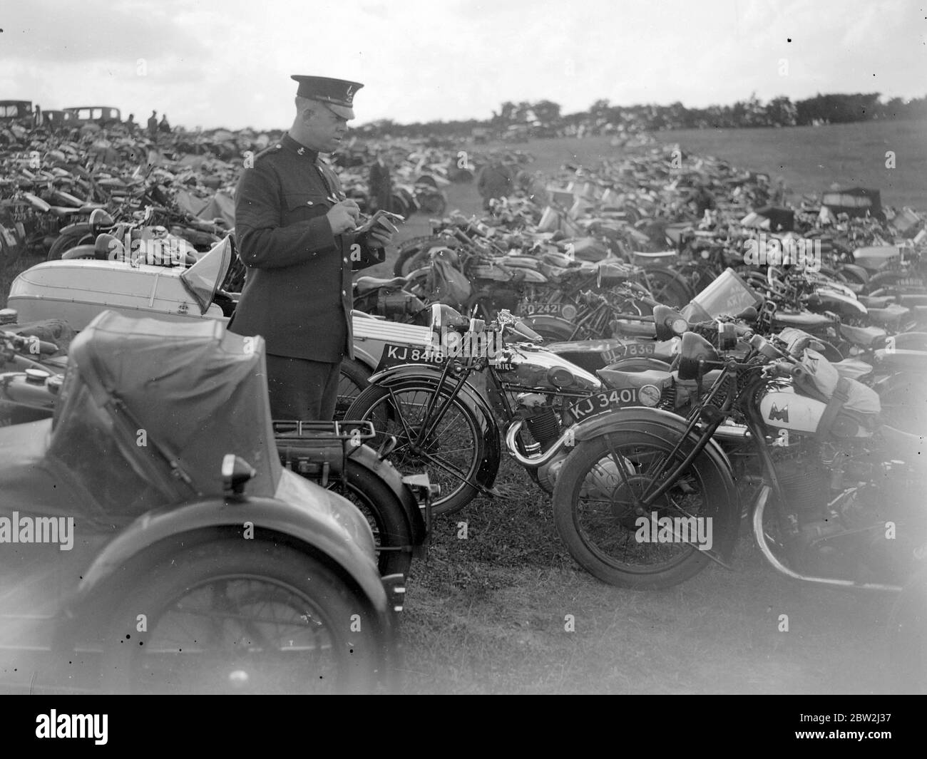 Brands Hatch in der Nähe von Swanley, Kent. Ein Polizist sucht nach gestohlenen Motorrädern. 1933 Stockfoto
