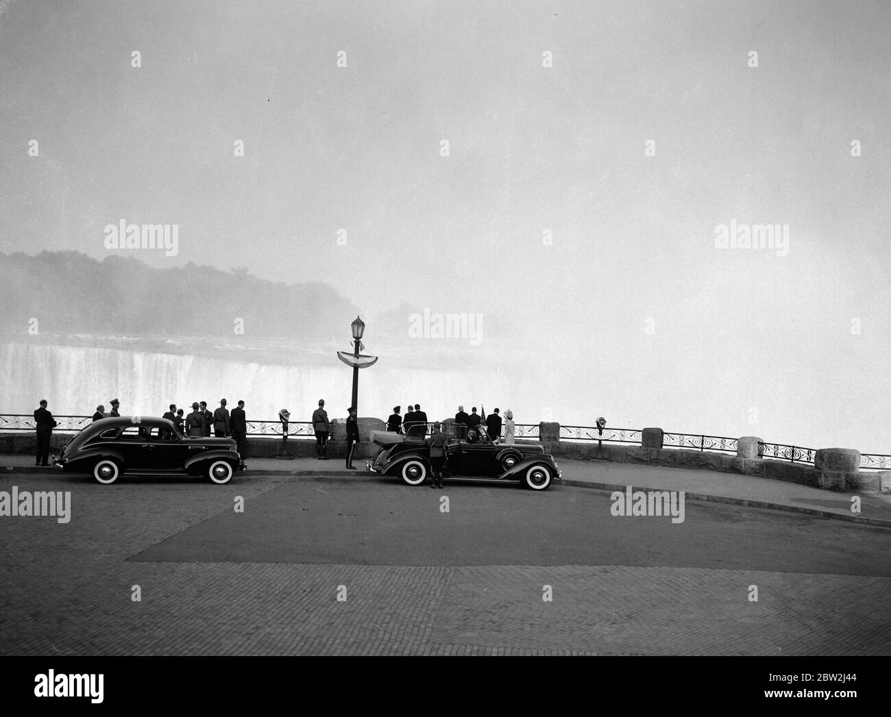 Die Königliche Tour durch Kanada und die USA von König George VI. Und Königin Elizabeth , 1939. Der König und die Königin besuchen die Niagara Fälle, Ontario, bevor sie in die Vereinigten Staaten fahren. Die königliche Party mit Blick auf die Horseshoe Falls. Stockfoto