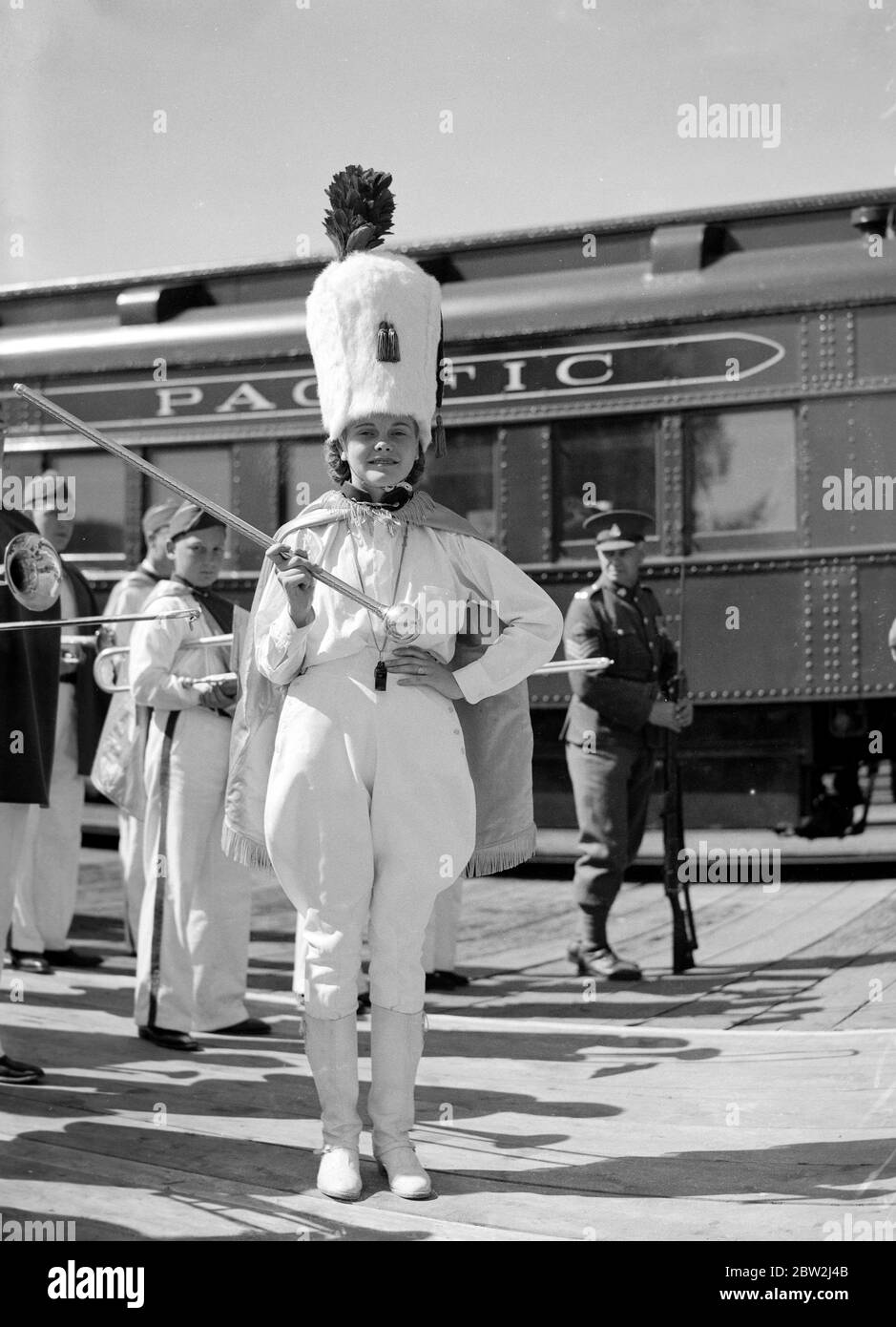 Die Königliche Tour durch Kanada und die USA von König George VI und Königin Elizabeth , 1939 EINE charmante Mädchen-Trommel - Major , Nora Berg of the Big Sandy, Montana U .S .HIGH School Band , begrüßt den König und die Königin während der kurzen Station des Royal Train. Stockfoto