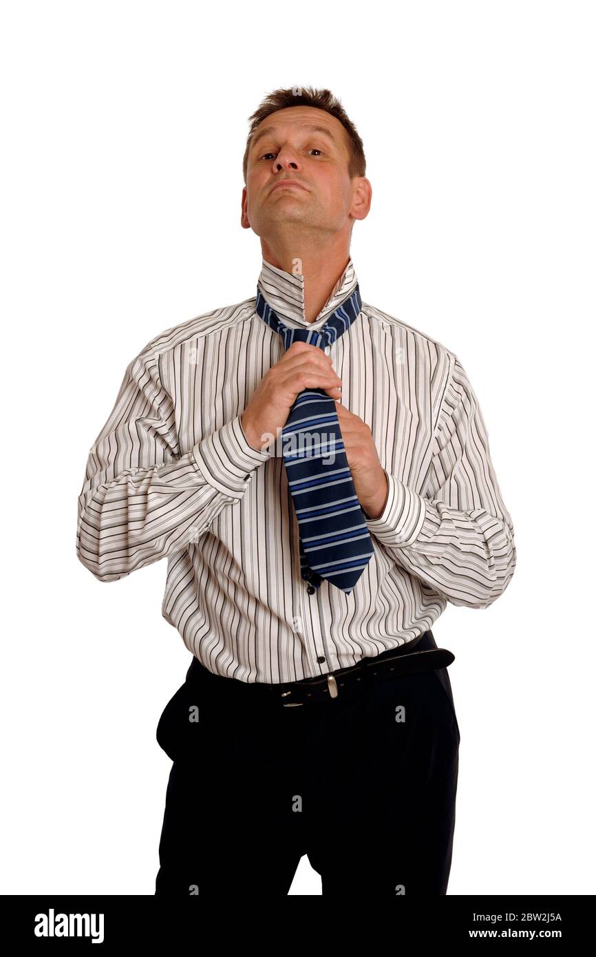 Ein Geschäftsmann, der eine Krawatte auflegt Stockfoto