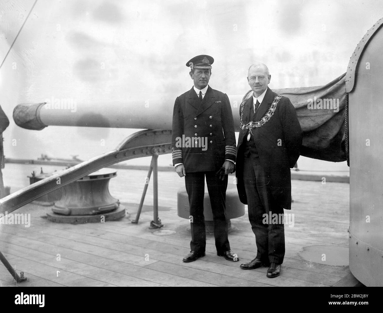 Neupräsentation eines Schildes an H.M.S. Southhampton Alderman Kimber und Captain Brooke 17. Februar 1919 Stockfoto