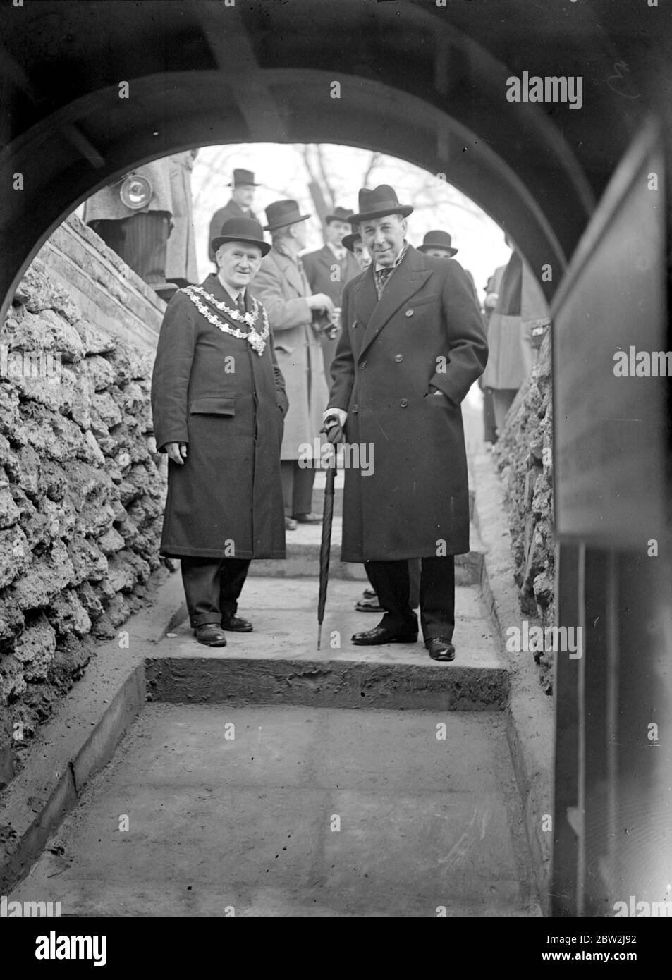 Kriegskrise, 1939. Luftangriff-Vorsorgegräben, die von Sir Jojhn Anderson an Islington übergeben wurden. Der Bürgermeister von Islington (Alderman MacArthur-Jackson) und Sir John Anderson. 24. Januar 1939 Stockfoto