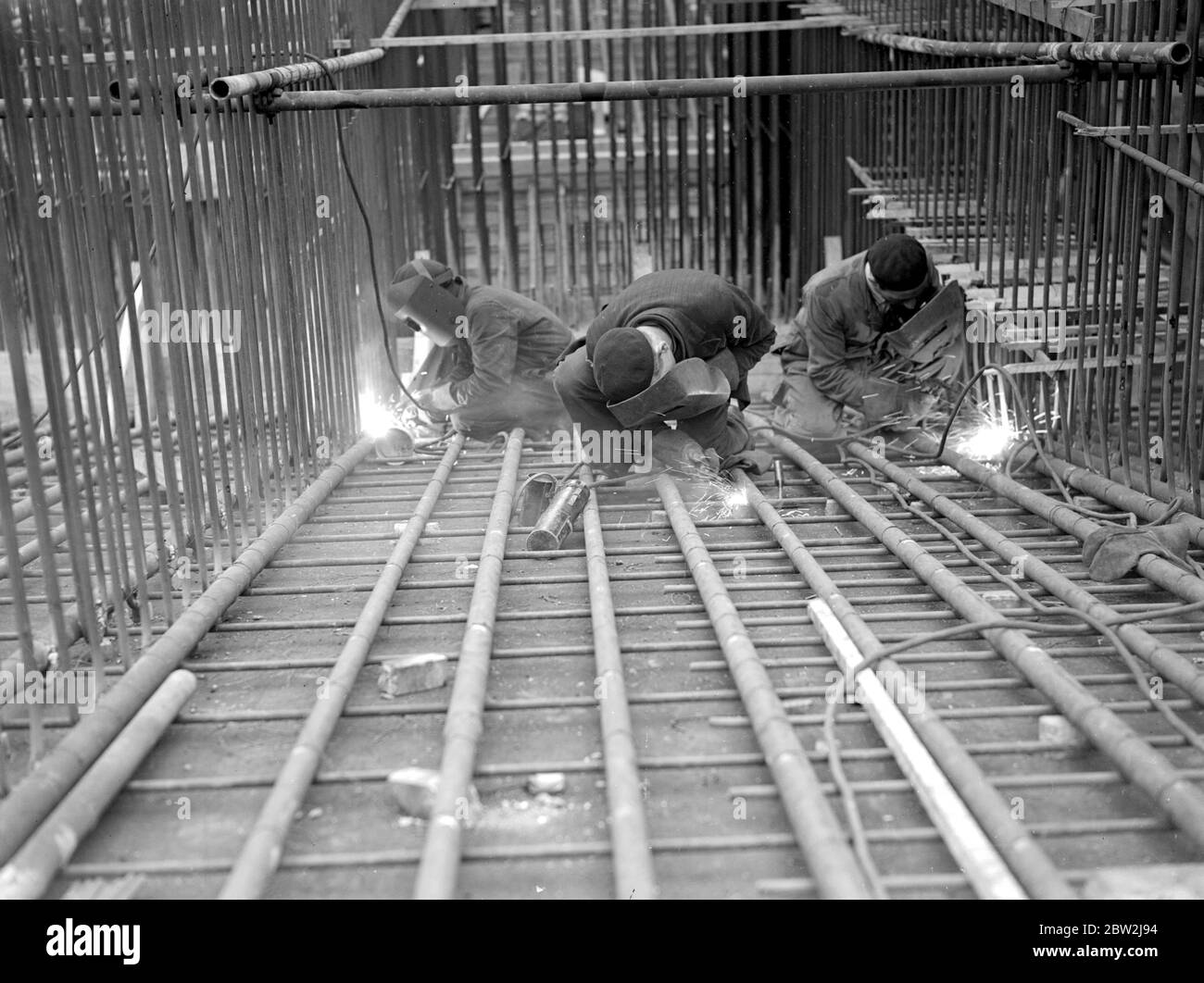 Die New Waterloo Bridge. Ein Acetylenschweißer bei der Arbeit inmitten von komplizierten Stahlarbeiten auf der Brücke. 24. November 1938. Stockfoto