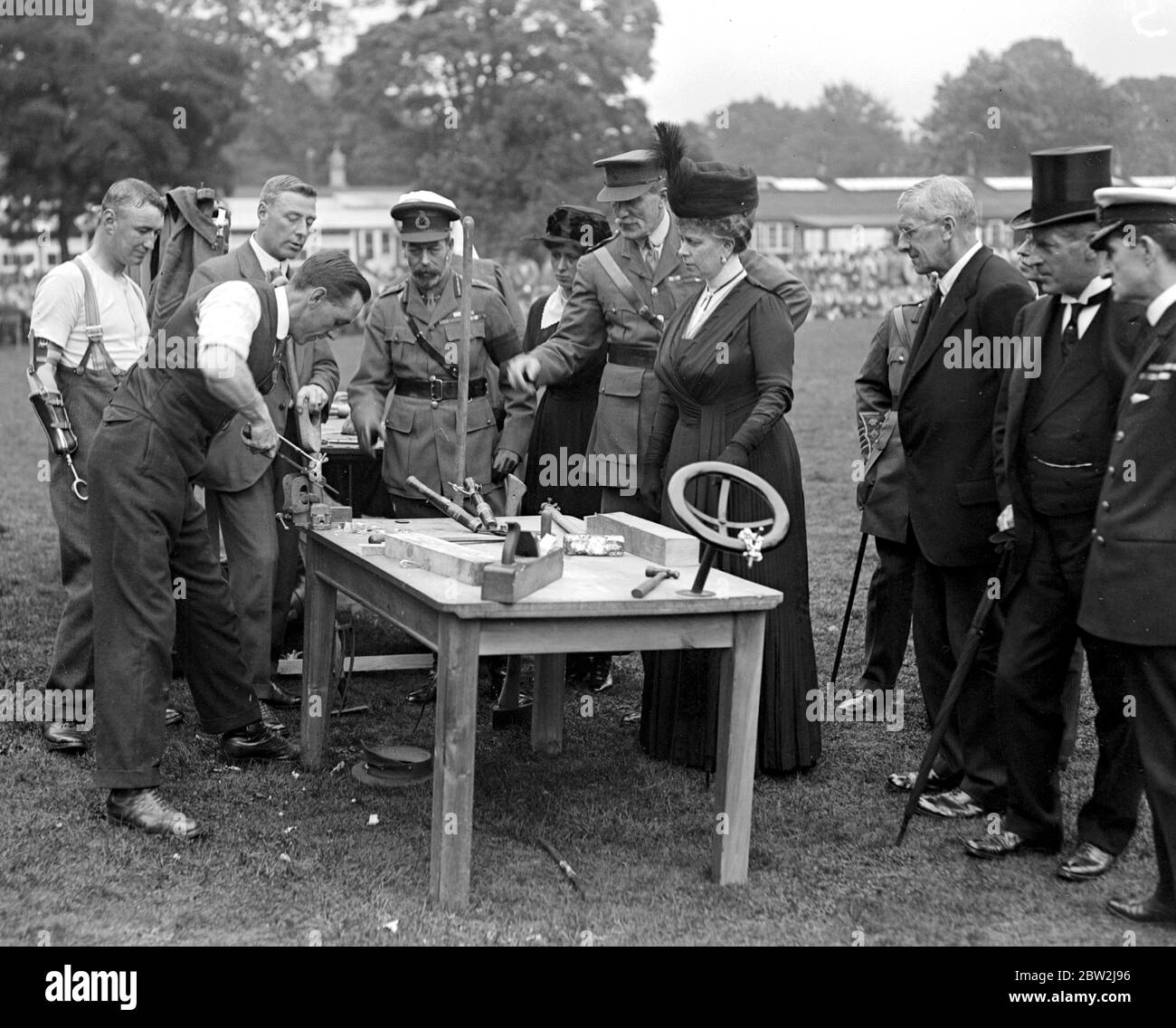 Königlicher Besuch im Roehampton Hospital, wo Soldaten verloren gegangene Gliedmaßen durch mechanische Ersatzstoffe ersetzt werden. Carthering. 30 Juli 1918 Stockfoto