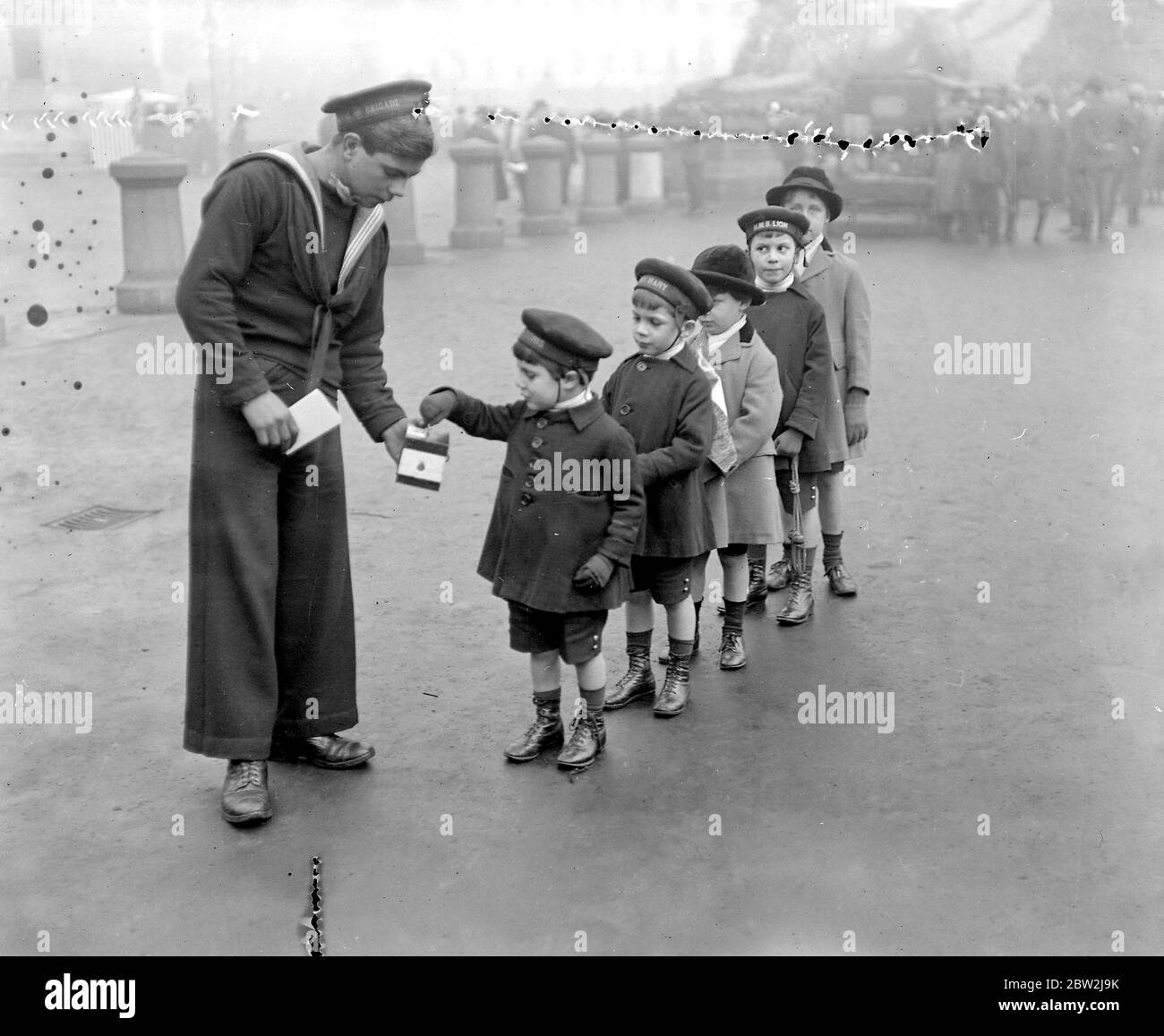 Trafalgar Day, Trafalgar Square, London. Fünf kleine Jungen leisten ihren Beitrag zum Navy League Fund. 22. Oktober 1919 Stockfoto