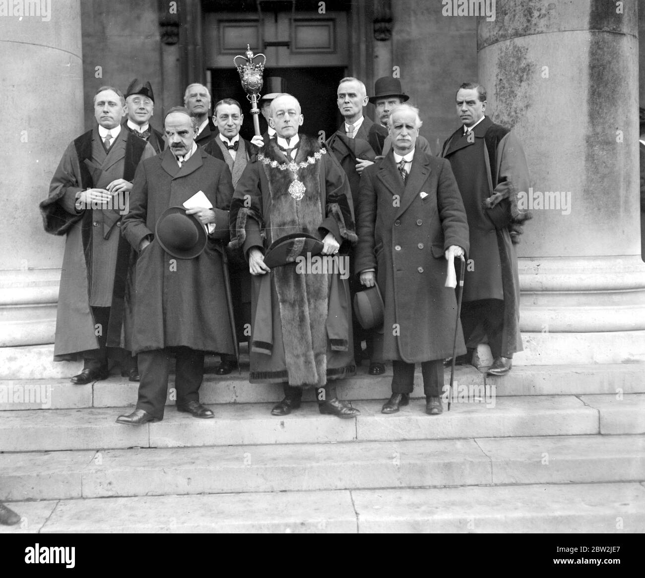 Marylebone Kriegsretter Zeremonie auf den Stufen der Marylebone Pfarrkirche. Der Bürgermeister und die Ratsmitglieder. Februar 1918 Stockfoto