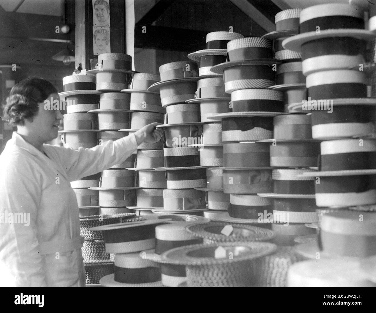 Stroh- und Filzmütze bei A.E Olney & Co. Ltd. (Jetzt Olney Headwear Ltd.) , 43 York Street , Luton . 24. April 1934 Stockfoto