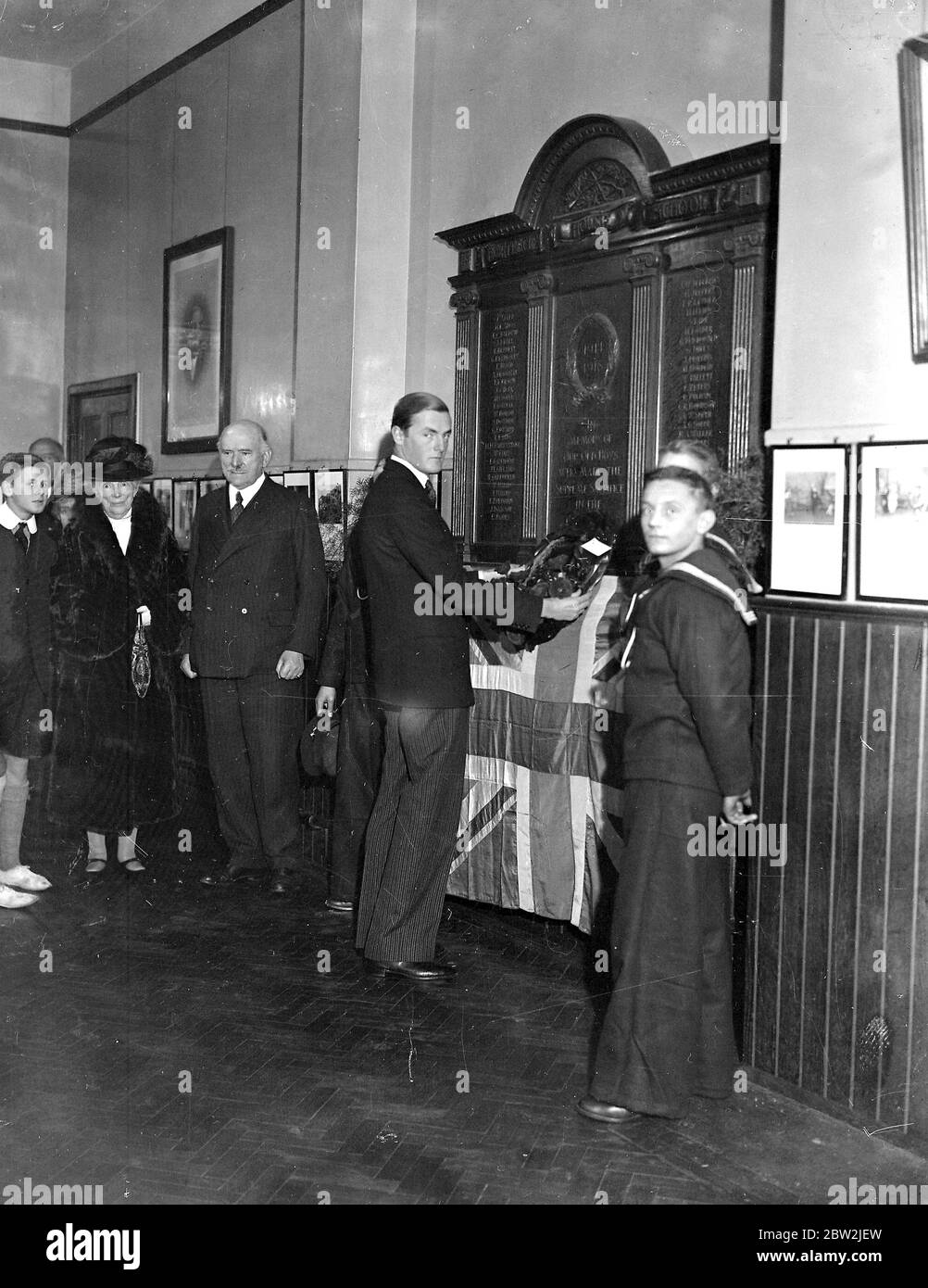 Der Earl of Jersey (George Francis Child Villiers, 9. Earl of Jersey) legt bei seinem Besuch der Fortescue House School, Twickenham (Arethusa and Shaftesbury Society), einen Flandern-Mohn auf das Schulkriegserdenkmal. November 1934 Stockfoto
