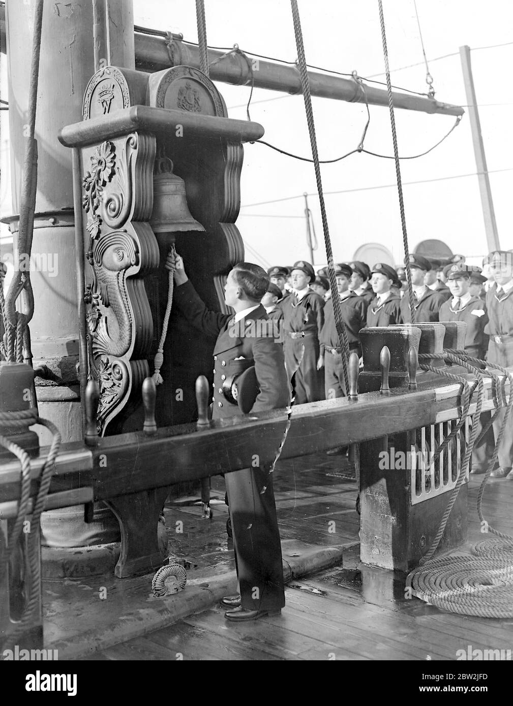 Die Gedenkglocke auf dem Trainingsschiff Worcester an den Leutnant Henry Robertson Birdie Bowers, R.I.M, der 1912 bei der berühmten Scott Antartic Expedition auf der S.S. Terra Nova auf der Suche nach dem Südpol umkam. Es wird verwendet, um die zwei Minuten Stille am Waffenstillstandstag zu signalisieren. 11. November 1931 Stockfoto