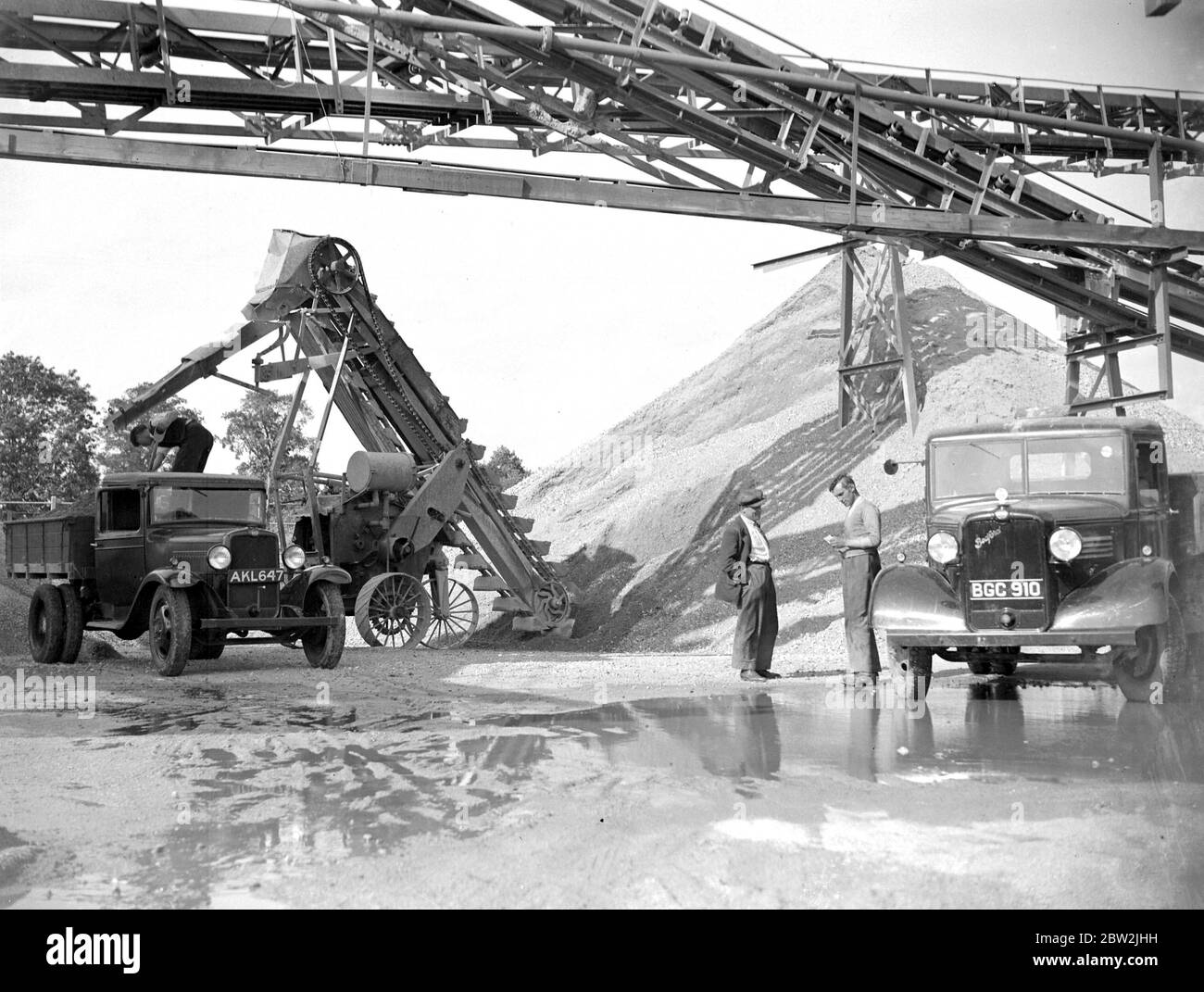 Bedford LKW und Maschinen in der Sand & Gravel Co Ltd Grauschottergrube in Sidcup, Kent. 1934 Stockfoto