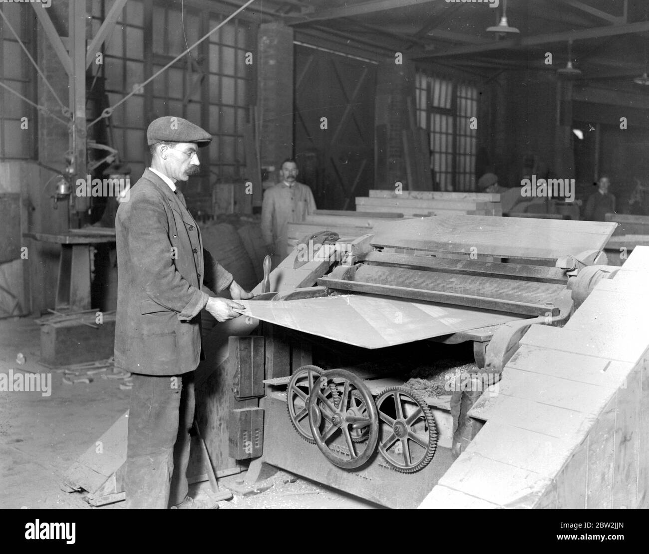 Klavierbau in der Fabrik von Brinsmead . Die Mühle, die Holz für die Fälle schneidet. [Kein Datum] Stockfoto