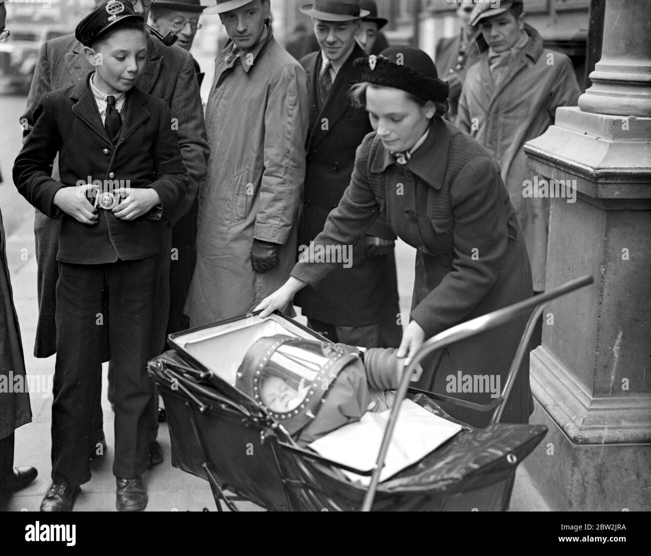 Vorsichtsmaßnahmen bei Luftangriff. Die neue Gasmaske für Babys, im Rathaus von Holborn. 13 März 1938 Stockfoto